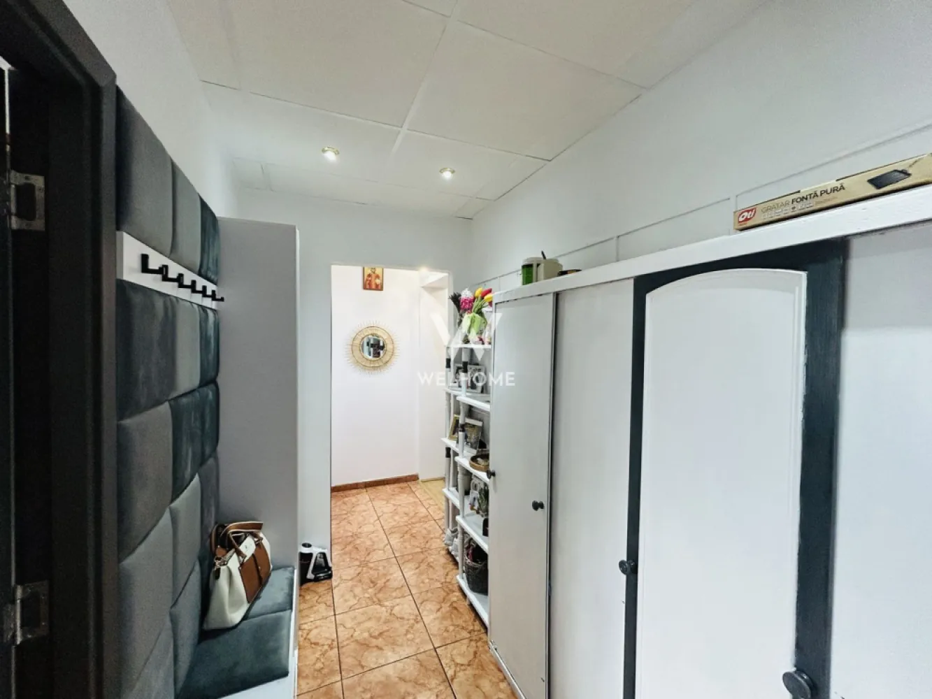 Apartament decomandat, 58 mp utili, mobilat modern - Zona Rahovei - Dacă îți dorești un apartament spațios, bine compartimentat și într-o zonă unde ai totul aproape, proprietatea aceasta din Rahovei merită văzută.

Situat într-una dintre cele mai căutate zone din Sibiu, apartamentul este ideal atât pentru locuit, cât și pentru investiție.

✔ 58 mp utili
✔ decomandat
✔ complet mobilat și utilat
✔ balconul intregat in dormitor
✔ pod pentru depozitare
✔ baie cu geam
✔ bucătărie separată
✔ disponibil imediat

Apartamentul este poziționat la etajul 4 din 4 și beneficiază de acoperiș cu țiglă. Compartimentarea este practică și confortabilă: hol de acces, living luminos, dormitor spațios cu balcon integrat, bucătărie separată, baie cu geam, debara si acces la pod

Locuința se predă exact cum se vede în fotografii, mobilată și utilată, astfel încât te poți muta imediat fără investiții suplimentare.

 Zona Rahovei – aproape de magazine, școli, farmacii, mijloace de transport și alte puncte importante ale orașului.

📞 Pentru detalii și vizionare, contactează-ne.