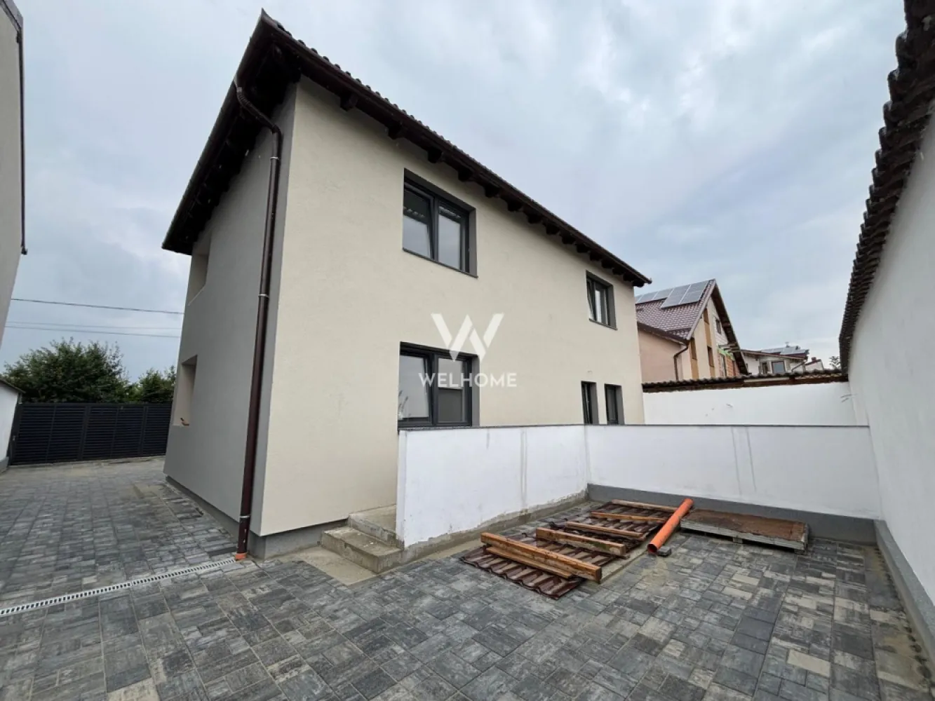 Casă INDIVIDUALĂ 5 camere cu PIVNIȚĂ și POD în Sibiu - Casă spațioasă 5 camere, pivniță și terasă generoasă – Sibiu

Suprafață utilă: circa 180 mp
TEREN: 300 mp, Pivniță: 30 mp, Terasă: 30 mp + POD

Compartimentare:
 PARTER: hol de acces, living spațios, bucătărie separată, baie cu geam, dormitor cu ieșire directă pe terasă.
 ETAJ: hol, 3 dormitoare, baie cu geam și balcon.
 POD pe întreaga suprafața a casei, spațiul fiind deja prevăzut cu ferestre tip Velux, fiind ideal pentru amenajarea unei camere suplimentare, precum un dormitor, birou sau spațiu de relaxare.

 Casa se predă INTERIOR la ALB, așa cum se observă în poze; iar EXTERIOR la CHEIE cu pavaj și gazon.
 Acces auto cu posibilitatea de a parca 2-3 mașini în curte.
 Proprietate ideală pentru o familie care își dorește confort, spațiu și liniște, situată într-un zonă exclusiv de case, cu acces rapid la școli, magazine și mijloace de transport etc.
 Se acceptă atât plata cash, cât și credit ipotecar.

Preț: 329.999 Euro Negociabil
Telefon: 0747.639.802 – Karina