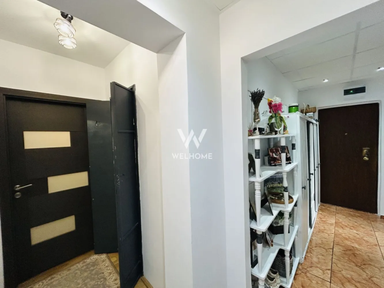 Apartament decomandat, 58 mp utili, mobilat modern - Zona Rahovei - Dacă îți dorești un apartament spațios, bine compartimentat și într-o zonă unde ai totul aproape, proprietatea aceasta din Rahovei merită văzută.

Situat într-una dintre cele mai căutate zone din Sibiu, apartamentul este ideal atât pentru locuit, cât și pentru investiție.

✔ 58 mp utili
✔ decomandat
✔ complet mobilat și utilat
✔ balconul intregat in dormitor
✔ pod pentru depozitare
✔ baie cu geam
✔ bucătărie separată
✔ disponibil imediat

Apartamentul este poziționat la etajul 4 din 4 și beneficiază de acoperiș cu țiglă. Compartimentarea este practică și confortabilă: hol de acces, living luminos, dormitor spațios cu balcon integrat, bucătărie separată, baie cu geam, debara si acces la pod

Locuința se predă exact cum se vede în fotografii, mobilată și utilată, astfel încât te poți muta imediat fără investiții suplimentare.

 Zona Rahovei – aproape de magazine, școli, farmacii, mijloace de transport și alte puncte importante ale orașului.

📞 Pentru detalii și vizionare, contactează-ne.