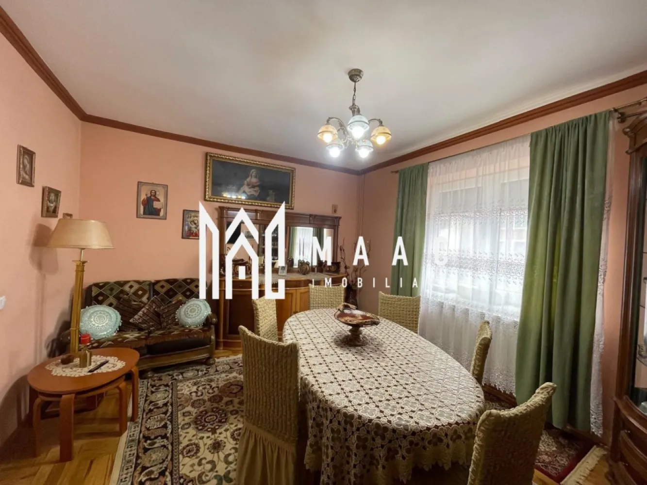 Casa individuala | D+P+1 | 6 camere | Acces auto | Terezian - MAAC Imobiliare va prezinta o casă spațioasă pentru locuință sau activități comerciale. Suprafață și compartimentare: Suprafață utilă: 175 mp Demisol: Două camere tip pivniță Spațiu dedicat pentru WC de serviciu Acces interior prin scări din beton Parter: Terasă acoperită la intrare Living, două camere, baie, hol, dressing, bucătărie complet utilată, cămară pentru depozitare. Scări din beton către mansardă Mansardă: Trei dormitoare, living secundar, hol cu acces facil. terasă mare cu vedere deschisă, scări din beton către pod Localizare: Acces rapid la mijloacele de transport în comun În apropiere de școli, grădinițe, magazine și bănci Curte amenajată, betonată și pavată cu dale Gard din BCA finisat cu decorativă Stative pentru flori și grădină mică Locuri de parcare pentru trei – patru mașini Garaj funcțional, cu apă și gaz trase Depozit pentru scule inclus Parchet din lemn masiv instalat în 2015, import Timișoara, în camere, livinguri și pe scara interioară Marmură pe treptele de la intrare spre living Balustrade și poartă din fier forjat, cu interfon la poartă Scară interioară cu mână curentă din lemn masiv Băi, bucătărie și cămară placate cu gresie și faianță Bucătărie complet echipată: Mobilă pe comandă Plită, cuptor electric Mașină de spălat vase Bosch Aer condiționat Smart Gree la parter și etaj Terasă la etaj renovată cu termoizolație și hidroizolație în 2019 Canalizare refăcută Încălzire cu centrală termică Vaillant (2022), țevi din cupru și calorifere din aluminiu cu termostate individuale Ușă de intrare din termopan pe lemn masiv, marca Tehnolemn Stare și versatilitate: Casa nu necesită renovări majore; recomandată doar zugrăvirea și mici reparații Pentru mai multe detalii precizati telefonic ca ati vazut anuntul cu ID: CP2370523 }}