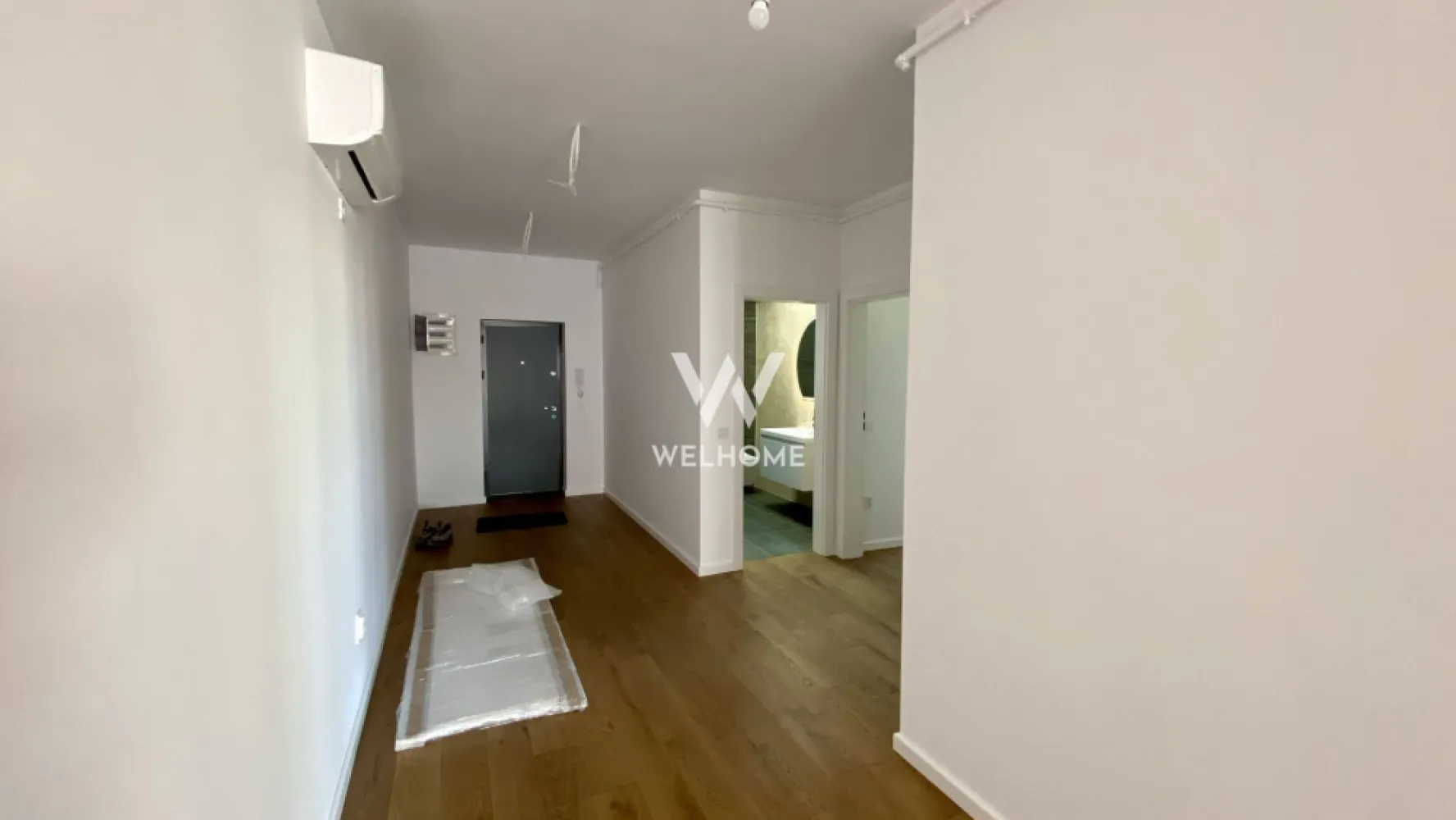 Penthouse deosebit finisat La Cheie, zona Shopping City Sibiu - Apartament de tip Penthouse cu 4 camere, finisat La Cheie, bloc nou cu lift.

- Localizat in zona Kaufland, Shopping City Sibiu, vedere panoramica asupra orasului.

Suprafata utila: 111 mp utili
Terasa: 78mp
Balcon: 10mp

Compartimentare:
3 dormitoare, living cu zona de dining si bucatarie open space, 2 bai, hol, balcon, terasa.

Predare interior LA CHEIE: centrala termica cu incalzire in pardoseala, geamuri termopan, pereti vopsiti cu lavabila, parchet, instalatii electrice, termice, sanitare si contoare, interfon, usa metalica de intrare, gresie, faianta.

2-locuri de parcare incluse (1 la subteran si 1 suprateran).

PRET: 240 000 euro +tva. Negociabil.

Detalii si vizionari: 0745 99 55 37 Mihai.