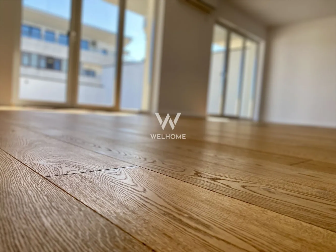 Penthouse deosebit finisat La Cheie, zona Shopping City Sibiu - Apartament de tip Penthouse cu 4 camere, finisat La Cheie, bloc nou cu lift.

- Localizat in zona Kaufland, Shopping City Sibiu, vedere panoramica asupra orasului.

Suprafata utila: 111 mp utili
Terasa: 78mp
Balcon: 10mp

Compartimentare:
3 dormitoare, living cu zona de dining si bucatarie open space, 2 bai, hol, balcon, terasa.

Predare interior LA CHEIE: centrala termica cu incalzire in pardoseala, geamuri termopan, pereti vopsiti cu lavabila, parchet, instalatii electrice, termice, sanitare si contoare, interfon, usa metalica de intrare, gresie, faianta.

2-locuri de parcare incluse (1 la subteran si 1 suprateran).

PRET: 240 000 euro +tva. Negociabil.

Detalii si vizionari: 0745 99 55 37 Mihai.