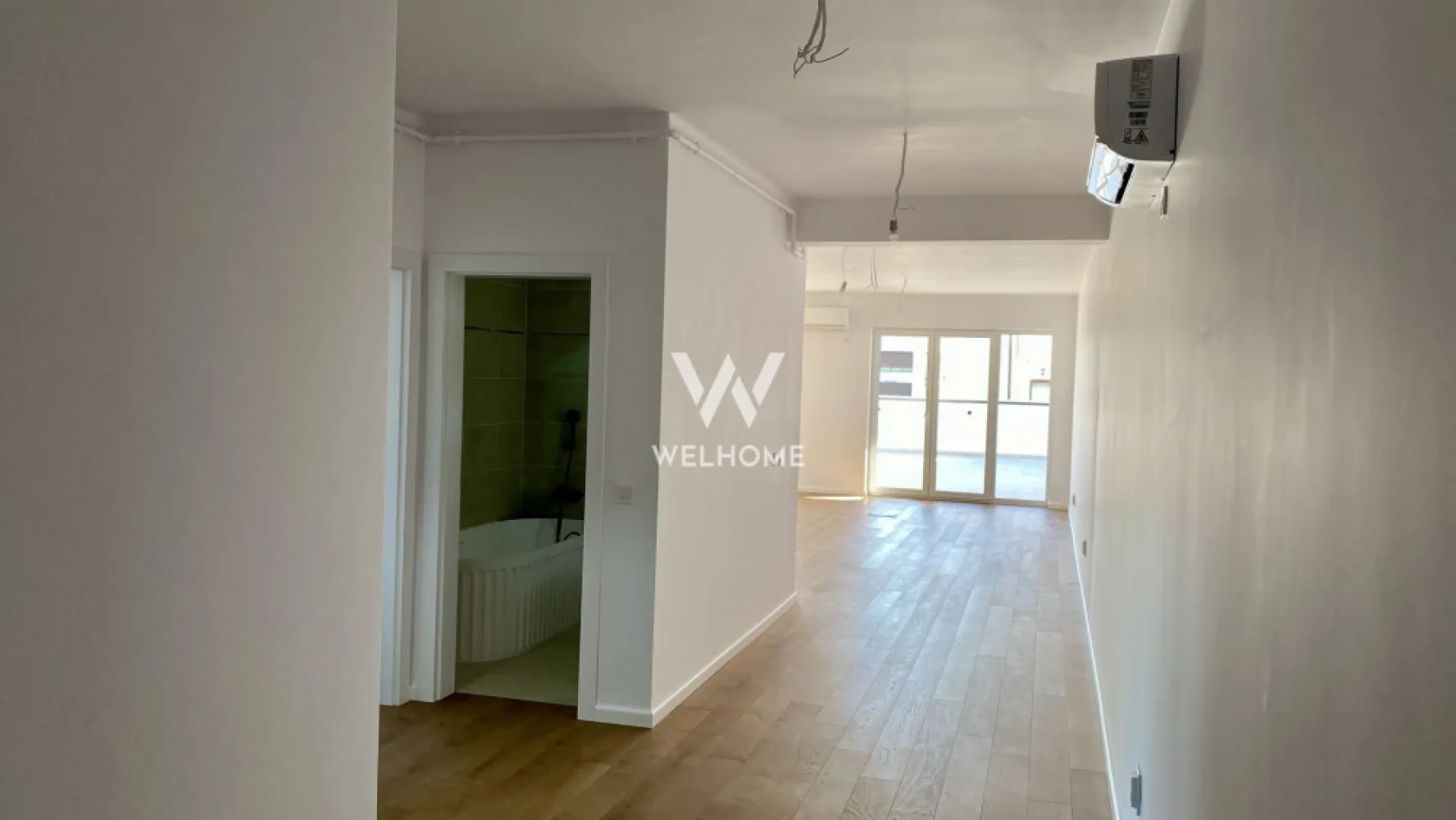 Penthouse deosebit finisat La Cheie, zona Shopping City Sibiu - Apartament de tip Penthouse cu 4 camere, finisat La Cheie, bloc nou cu lift.

- Localizat in zona Kaufland, Shopping City Sibiu, vedere panoramica asupra orasului.

Suprafata utila: 111 mp utili
Terasa: 78mp
Balcon: 10mp

Compartimentare:
3 dormitoare, living cu zona de dining si bucatarie open space, 2 bai, hol, balcon, terasa.

Predare interior LA CHEIE: centrala termica cu incalzire in pardoseala, geamuri termopan, pereti vopsiti cu lavabila, parchet, instalatii electrice, termice, sanitare si contoare, interfon, usa metalica de intrare, gresie, faianta.

2-locuri de parcare incluse (1 la subteran si 1 suprateran).

PRET: 240 000 euro +tva. Negociabil.

Detalii si vizionari: 0745 99 55 37 Mihai.