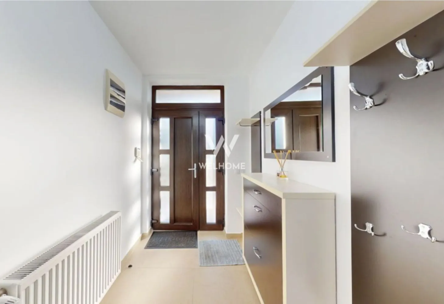 Casa individuala cu pivnita in Sura Mica, zona Salii de sport - Sibiu - Va propunem spre inchiriere o casa frumoasa situata in Sura Mica, zona salii de sport, a scolii.

Casa individuala compusa din:
Pivnita de 12.3 mp.
Parter: birou, baie, camara, living, bucatarie, terasa
Mansarda: Trei dormitoare, 2 bai (dormitor matrimonial cu baie proprie), dressing.
Aer conditionat
Filigorie cu zona de gatit si WC
Garaj pentru 2 masini
Suprafata totala teren - 661 mp
Suprafata curte libera - 463 mp

Se inchiriaza mobilata si utilata ca in poze

Chirie lunara: 1300 euro.
Comision client 50% din valoarea unei chiri lunare.