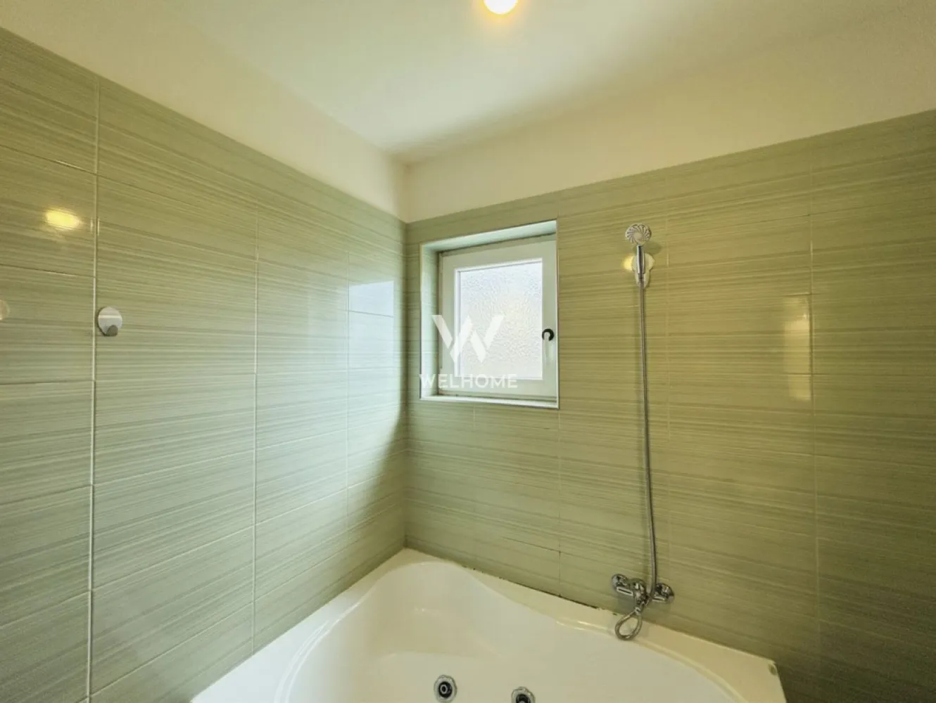 Apartament 2 camere, la cheie, balcon, boxa, loc de parcare - Apartament 2 camere de vânzare în Sibiu – balcon, boxă și parcare inclusă – Gușterița, Panoramic Gardens

Agenția imobiliară New Concept Living vă propune spre vânzare un apartament modern cu 2 camere, situat în ansamblul rezidențial Panoramic Gardens, în zona Gușterița – o locație liniștită, apreciată pentru confort și accesibilitate.

Detalii principale

Apartamentul este amplasat la parter înalt într-un imobil cu regim redus de înălțime (P+3) și dispune de o suprafață utilă de 38 mp, la care se adaugă un balcon de aproximativ 5 mp.

Compartimentare:

hol de acces
living cu bucătărie open space, complet mobilată și utilată
dormitor
baie
balcon cu acces din living
Avantaje
compartimentare eficientă, ideală pentru spații compacte
balcon generos pentru relaxare
boxă pentru depozitare inclusă
loc de parcare chiar în fața imobilului
se vinde complet mobilat și utilat
potrivit atât pentru locuit, cât și pentru investiție
zonă liniștită, ferită de agitația urbană
Stadiu de predare

Locuința se predă „la cheie”, complet mobilată și utilată, fiind pregătită pentru mutare imediată. Apartamentul este intabulat și poate fi achiziționat atât din surse proprii, cât și prin credit bancar. Prețul este același indiferent de modalitatea de plată.