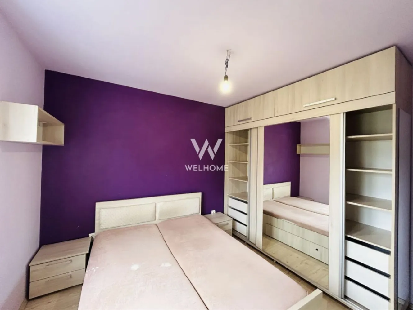 Apartament 2 camere, la cheie, balcon, boxa, loc de parcare - Apartament 2 camere de vânzare în Sibiu – balcon, boxă și parcare inclusă – Gușterița, Panoramic Gardens

Agenția imobiliară New Concept Living vă propune spre vânzare un apartament modern cu 2 camere, situat în ansamblul rezidențial Panoramic Gardens, în zona Gușterița – o locație liniștită, apreciată pentru confort și accesibilitate.

Detalii principale

Apartamentul este amplasat la parter înalt într-un imobil cu regim redus de înălțime (P+3) și dispune de o suprafață utilă de 38 mp, la care se adaugă un balcon de aproximativ 5 mp.

Compartimentare:

hol de acces
living cu bucătărie open space, complet mobilată și utilată
dormitor
baie
balcon cu acces din living
Avantaje
compartimentare eficientă, ideală pentru spații compacte
balcon generos pentru relaxare
boxă pentru depozitare inclusă
loc de parcare chiar în fața imobilului
se vinde complet mobilat și utilat
potrivit atât pentru locuit, cât și pentru investiție
zonă liniștită, ferită de agitația urbană
Stadiu de predare

Locuința se predă „la cheie”, complet mobilată și utilată, fiind pregătită pentru mutare imediată. Apartamentul este intabulat și poate fi achiziționat atât din surse proprii, cât și prin credit bancar. Prețul este același indiferent de modalitatea de plată.