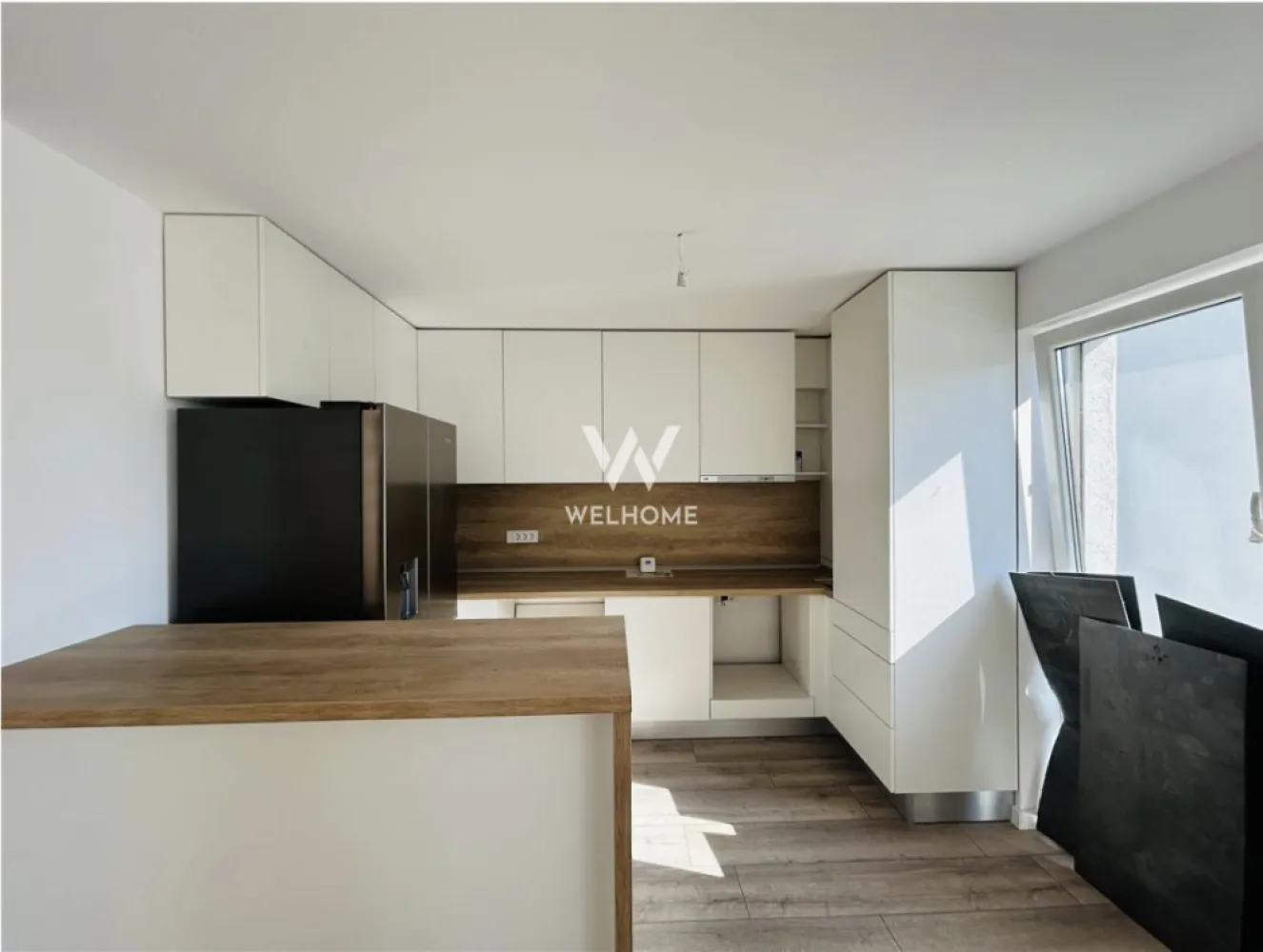 Apartament nou la vila, finisat la cheie, 4 camere, 2 bai, balcon - - Apartament de vânzare la vila – 4 camere, 109 mp utili, balcon – Cartierul Arhitecților

Welhome vă propune spre vânzare un apartament spatios cu 4 camere, dispus pe două niveluri, situat într-o vilă cu regim redus de înălțime (P+1), în zona Cartierul Arhitecților.

Este o proprietate potrivită pentru cei care își doresc mai mult spațiu decât oferă un apartament clasic, dar cu avantajele unei locuințe ușor de întreținut.

Cum este organizat spațiul?

Apartamentul este amplasat la etajul 1 și se desfășoară pe două niveluri, cu o compartimentare aerisită și funcțională:

🔹 Primul nivel:

hol de acces
living open-space cu bucătărie
ieșire în balcon (aprox. 4 mp)
dormitor
baie

🔹 Al doilea nivel:

2 dormitoare
baie

Suprafața utilă totală este de 109 mp, oferind suficient spațiu pentru o familie.

Avantaje:
apartament situat în vilă (mai puțini vecini, mai multă liniște)
regim mic de înălțime (P+1)
compartimentare pe două niveluri
suprafață utila mare
balcon cu acces din living
loc de parcare inclus
se predă finisat la cheie
intabulat – disponibil imediat

Imobilul este situat în Cartierul Arhitecților, o zonă în continuă dezvoltare, cu acces rapid către Sibiu și principalele puncte de interes.