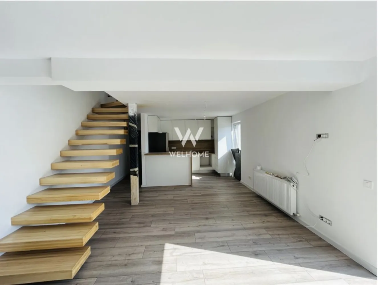 Apartament nou la vila, finisat la cheie, 4 camere, 2 bai, balcon - - Apartament de vânzare la vila – 4 camere, 109 mp utili, balcon – Cartierul Arhitecților

Welhome vă propune spre vânzare un apartament spatios cu 4 camere, dispus pe două niveluri, situat într-o vilă cu regim redus de înălțime (P+1), în zona Cartierul Arhitecților.

Este o proprietate potrivită pentru cei care își doresc mai mult spațiu decât oferă un apartament clasic, dar cu avantajele unei locuințe ușor de întreținut.

Cum este organizat spațiul?

Apartamentul este amplasat la etajul 1 și se desfășoară pe două niveluri, cu o compartimentare aerisită și funcțională:

🔹 Primul nivel:

hol de acces
living open-space cu bucătărie
ieșire în balcon (aprox. 4 mp)
dormitor
baie

🔹 Al doilea nivel:

2 dormitoare
baie

Suprafața utilă totală este de 109 mp, oferind suficient spațiu pentru o familie.

Avantaje:
apartament situat în vilă (mai puțini vecini, mai multă liniște)
regim mic de înălțime (P+1)
compartimentare pe două niveluri
suprafață utila mare
balcon cu acces din living
loc de parcare inclus
se predă finisat la cheie
intabulat – disponibil imediat

Imobilul este situat în Cartierul Arhitecților, o zonă în continuă dezvoltare, cu acces rapid către Sibiu și principalele puncte de interes.