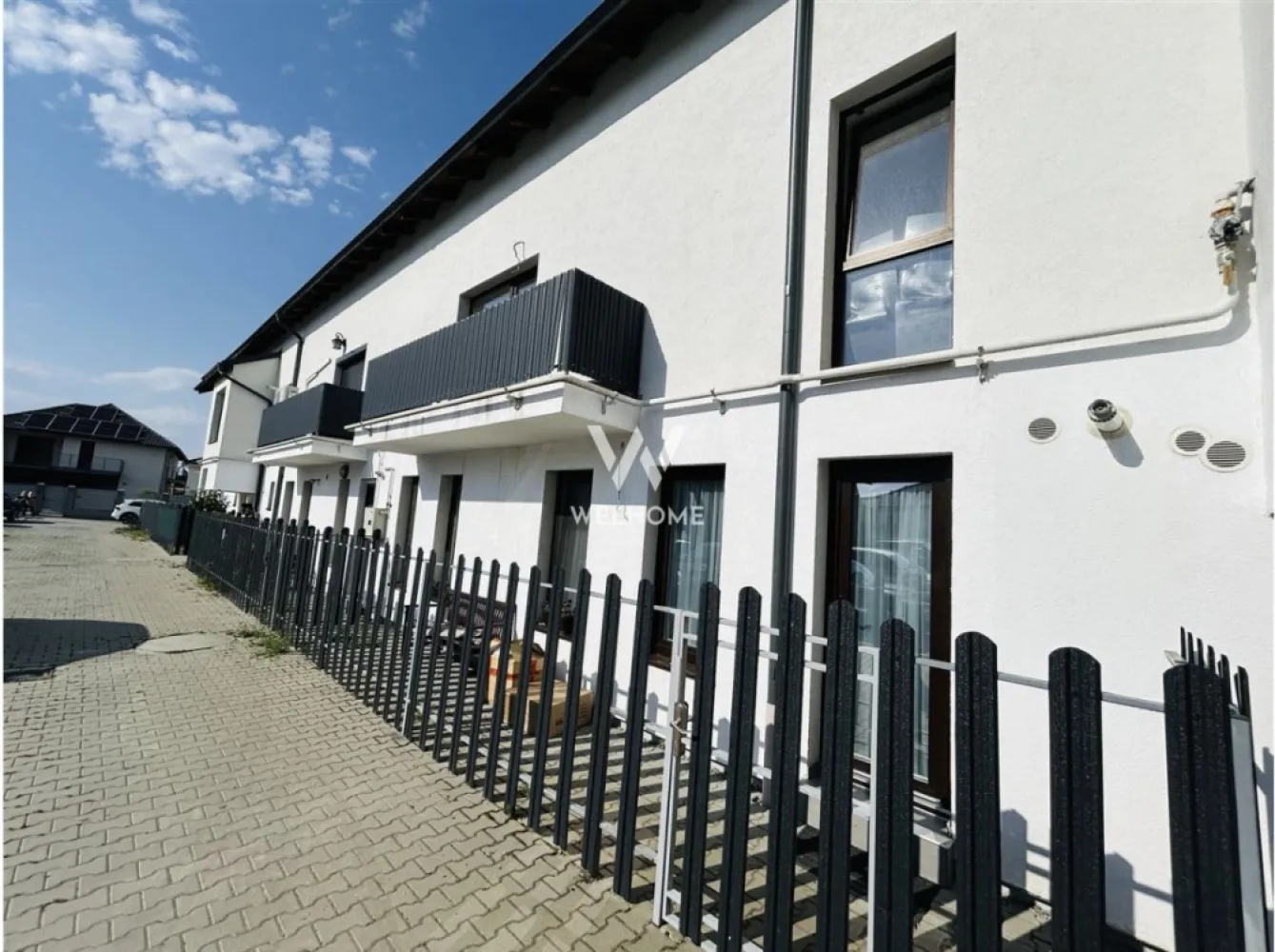 Apartament nou la vila, finisat la cheie, 4 camere, 2 bai, balcon - - Apartament de vânzare la vila – 4 camere, 109 mp utili, balcon – Cartierul Arhitecților

Welhome vă propune spre vânzare un apartament spatios cu 4 camere, dispus pe două niveluri, situat într-o vilă cu regim redus de înălțime (P+1), în zona Cartierul Arhitecților.

Este o proprietate potrivită pentru cei care își doresc mai mult spațiu decât oferă un apartament clasic, dar cu avantajele unei locuințe ușor de întreținut.

Cum este organizat spațiul?

Apartamentul este amplasat la etajul 1 și se desfășoară pe două niveluri, cu o compartimentare aerisită și funcțională:

🔹 Primul nivel:

hol de acces
living open-space cu bucătărie
ieșire în balcon (aprox. 4 mp)
dormitor
baie

🔹 Al doilea nivel:

2 dormitoare
baie

Suprafața utilă totală este de 109 mp, oferind suficient spațiu pentru o familie.

Avantaje:
apartament situat în vilă (mai puțini vecini, mai multă liniște)
regim mic de înălțime (P+1)
compartimentare pe două niveluri
suprafață utila mare
balcon cu acces din living
loc de parcare inclus
se predă finisat la cheie
intabulat – disponibil imediat

Imobilul este situat în Cartierul Arhitecților, o zonă în continuă dezvoltare, cu acces rapid către Sibiu și principalele puncte de interes.
