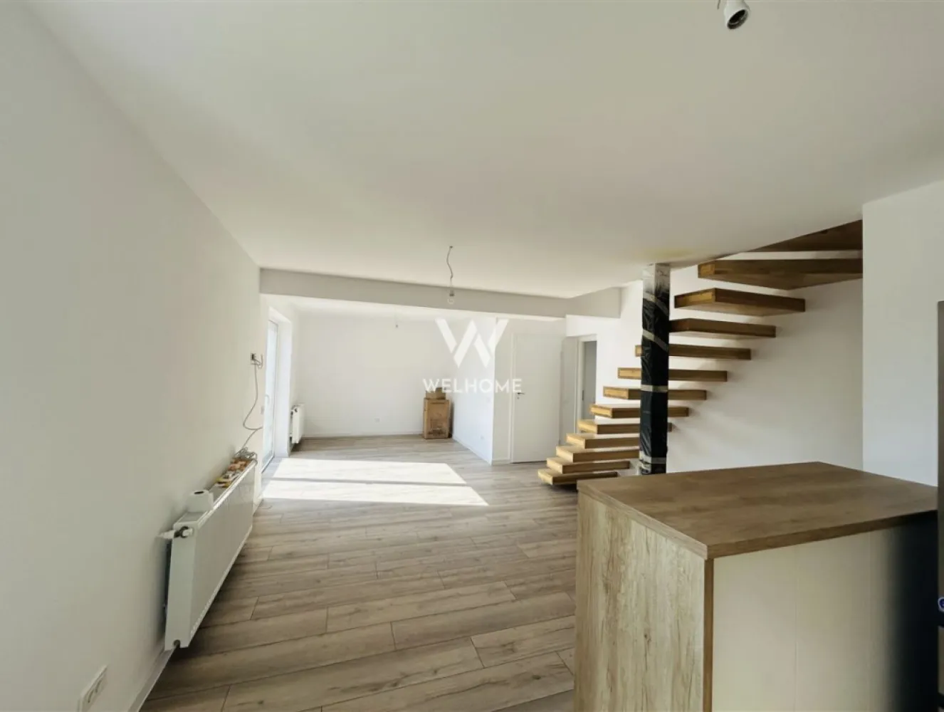 Apartament nou la vila, finisat la cheie, 4 camere, 2 bai, balcon - - Apartament de vânzare la vila – 4 camere, 109 mp utili, balcon – Cartierul Arhitecților

Welhome vă propune spre vânzare un apartament spatios cu 4 camere, dispus pe două niveluri, situat într-o vilă cu regim redus de înălțime (P+1), în zona Cartierul Arhitecților.

Este o proprietate potrivită pentru cei care își doresc mai mult spațiu decât oferă un apartament clasic, dar cu avantajele unei locuințe ușor de întreținut.

Cum este organizat spațiul?

Apartamentul este amplasat la etajul 1 și se desfășoară pe două niveluri, cu o compartimentare aerisită și funcțională:

🔹 Primul nivel:

hol de acces
living open-space cu bucătărie
ieșire în balcon (aprox. 4 mp)
dormitor
baie

🔹 Al doilea nivel:

2 dormitoare
baie

Suprafața utilă totală este de 109 mp, oferind suficient spațiu pentru o familie.

Avantaje:
apartament situat în vilă (mai puțini vecini, mai multă liniște)
regim mic de înălțime (P+1)
compartimentare pe două niveluri
suprafață utila mare
balcon cu acces din living
loc de parcare inclus
se predă finisat la cheie
intabulat – disponibil imediat

Imobilul este situat în Cartierul Arhitecților, o zonă în continuă dezvoltare, cu acces rapid către Sibiu și principalele puncte de interes.