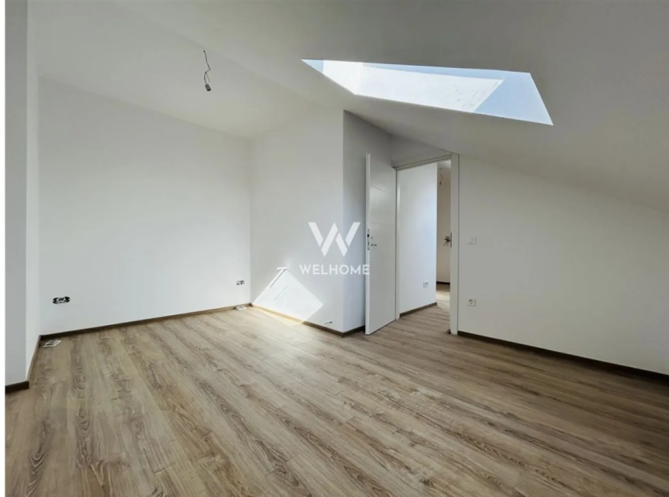 Apartament nou la vila, finisat la cheie, 4 camere, 2 bai, balcon -
