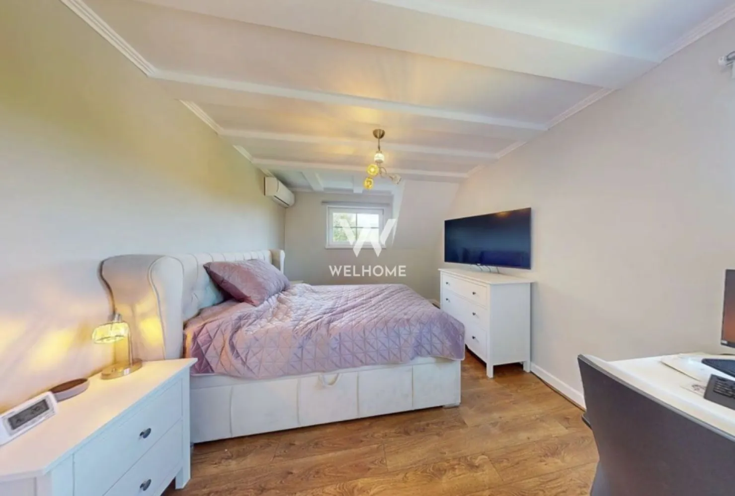Casa individuala la cheie, confort lux, terasa mare, carport 2 masini - Casă individuală de vânzare în Cisnădie – teren generos, terasă închisă și carport pentru 2 mașini

New Concept Living vă propune spre vânzare o casă individuală situată în Cisnădie, într-un ansamblu rezidențial de case, în zona reperului 1 Decembrie – o locație liniștită, ideală pentru familii.

Caracteristici principale
suprafață utilă: 120 mp
teren: 596 mp
regim de înălțime: P + 1 + Mansardă
număr camere: 4
an construcție: 2021
clasă energetică: A

Proprietatea beneficiază de o terasă închisă cu sticlă, perfectă pentru relaxare în orice sezon.

Compartimentare

Parter: hol de acces, bucătărie separată, baie
spațiu tehnic
living cu zonă de dining și ieșire pe terasa închisă

Etaj: hol, 2 dormitoare spațioase, baie cu geam
Mansardă: cameră, birou

Dotări și finisaje
construcție solidă din cărămidă (30 cm)
izolație exterioară de 12 cm
tâmplărie PVC cu 3 foi de sticlă (5 camere)
încălzire în pardoseală
aer condiționat
terasă închisă cu sticlă
Avantaje
zonă liniștită, cu multă verdeață
ansamblu organizat de case
acces rapid către Sibiu (3 rute disponibile)
curte amenajată
carport pentru 2 mașini
spațiu suplimentar pentru parcare în curte
locuință mobilată și utilată, pregătită pentru mutare
Situație juridică

Imobilul este intabulat și disponibil imediat pentru achiziție. Se acceptă atât plata din surse proprii, cât și prin credit bancar, fără diferențe de preț.

Locație

Casa este amplasată în Cisnădie, aproape de puncte de interes precum:

spital
supermarketuri
școli și grădinițe
parcuri

Accesul către proprietate este în mare parte asfaltat, iar zona beneficiază de iluminat public.