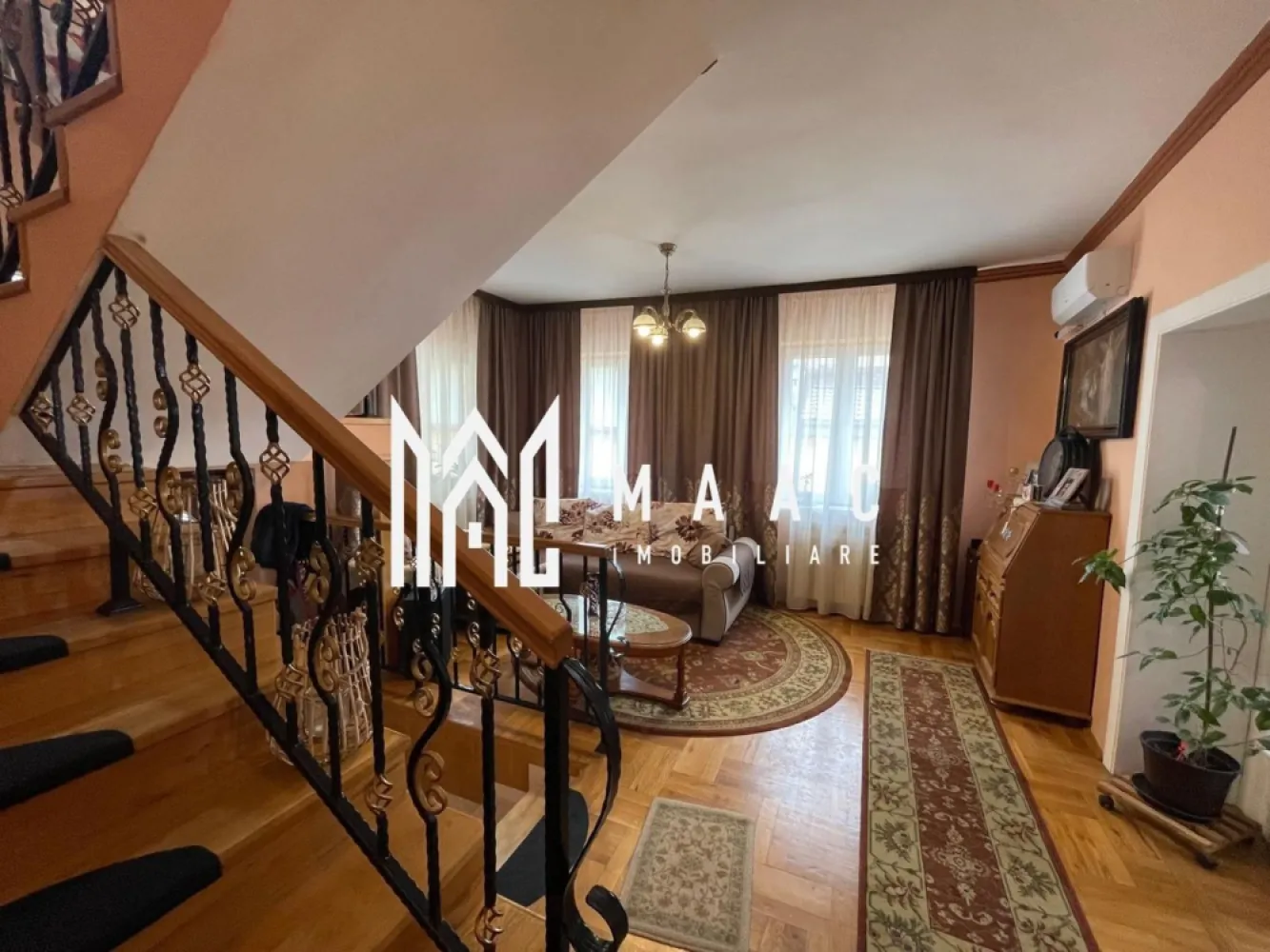 Casa individuala | D+P+1 | 6 camere | Acces auto | Terezian - MAAC Imobiliare va prezinta o casă spațioasă pentru locuință sau activități comerciale. Suprafață și compartimentare: Suprafață utilă: 175 mp Demisol: Două camere tip pivniță Spațiu dedicat pentru WC de serviciu Acces interior prin scări din beton Parter: Terasă acoperită la intrare Living, două camere, baie, hol, dressing, bucătărie complet utilată, cămară pentru depozitare. Scări din beton către mansardă Mansardă: Trei dormitoare, living secundar, hol cu acces facil. terasă mare cu vedere deschisă, scări din beton către pod Localizare: Acces rapid la mijloacele de transport în comun În apropiere de școli, grădinițe, magazine și bănci Curte amenajată, betonată și pavată cu dale Gard din BCA finisat cu decorativă Stative pentru flori și grădină mică Locuri de parcare pentru trei – patru mașini Garaj funcțional, cu apă și gaz trase Depozit pentru scule inclus Parchet din lemn masiv instalat în 2015, import Timișoara, în camere, livinguri și pe scara interioară Marmură pe treptele de la intrare spre living Balustrade și poartă din fier forjat, cu interfon la poartă Scară interioară cu mână curentă din lemn masiv Băi, bucătărie și cămară placate cu gresie și faianță Bucătărie complet echipată: Mobilă pe comandă Plită, cuptor electric Mașină de spălat vase Bosch Aer condiționat Smart Gree la parter și etaj Terasă la etaj renovată cu termoizolație și hidroizolație în 2019 Canalizare refăcută Încălzire cu centrală termică Vaillant (2022), țevi din cupru și calorifere din aluminiu cu termostate individuale Ușă de intrare din termopan pe lemn masiv, marca Tehnolemn Stare și versatilitate: Casa nu necesită renovări majore; recomandată doar zugrăvirea și mici reparații Pentru mai multe detalii precizati telefonic ca ati vazut anuntul cu ID: CP2370523 }}