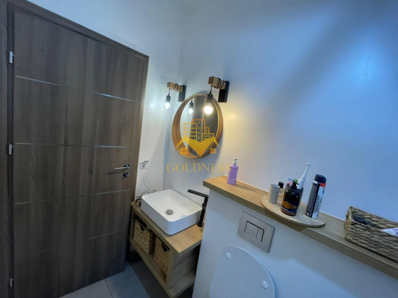 3 Camere Openspace, Zorilor, UMF, UTCN, Parcare, Pasteur, USAMV, Sigma - GOLDNESS Imobiliare vă propune spre închiriere un apartament cu 3 camere complet mobilat și utilat, la etajul 2 într-un imobil de 2 etaje, în Cartierul Zorilor!
2 locuri de parcare !
Se află în apropierea stațiilor de transport în comun, magazine, restaurante, spații verzi, farmacii, etc. 

Apartamentul este compartimentat astfel:
 - dormitor cu pat matrimonial, dressing, noptiere, TV
 - dormitor cu pat matrimonial, dressing, noptiere, Tv, birou
 - living cu bucatarie open space complet utilată și mobilată, canapea extensibilă, loc de servit masa, AC
 - baie cu cabina de dus, calorifer port prosop și dulap pentru depozitare.
 -baie cu cada, calorifer port prosop.

Imobilul este dotat cu toate cele necesare- centrală proprie, frigider, aragaz, hotă, mașină de spălat haine, etc. 

Dacă sunteți interesați de acest apartament și doriți să îl vizionați, dar și pentru alte oferte nu ezitați să ne contactați telefonic sau prin e-mail. Vă stăm la dispoziție!
Pentru intermediere se percepe un comision de 50% din prețul chiriei!