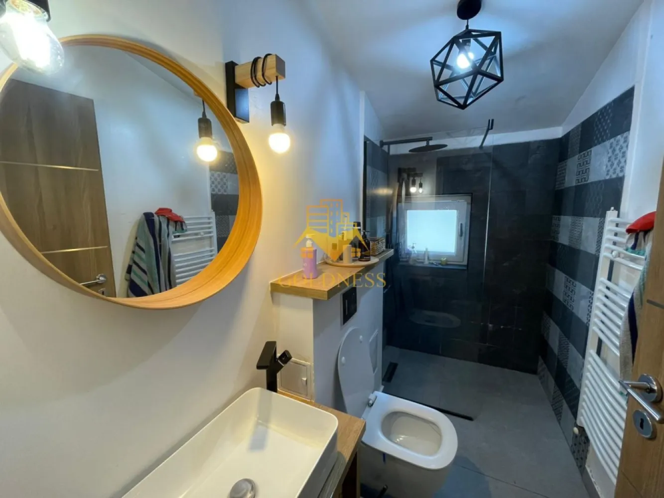 3 Camere Openspace, Zorilor, UMF, UTCN, Parcare, Pasteur, USAMV, Sigma - GOLDNESS Imobiliare vă propune spre închiriere un apartament cu 3 camere complet mobilat și utilat, la etajul 2 într-un imobil de 2 etaje, în Cartierul Zorilor!
2 locuri de parcare !
Se află în apropierea stațiilor de transport în comun, magazine, restaurante, spații verzi, farmacii, etc. 

Apartamentul este compartimentat astfel:
 - dormitor cu pat matrimonial, dressing, noptiere, TV
 - dormitor cu pat matrimonial, dressing, noptiere, Tv, birou
 - living cu bucatarie open space complet utilată și mobilată, canapea extensibilă, loc de servit masa, AC
 - baie cu cabina de dus, calorifer port prosop și dulap pentru depozitare.
 -baie cu cada, calorifer port prosop.

Imobilul este dotat cu toate cele necesare- centrală proprie, frigider, aragaz, hotă, mașină de spălat haine, etc. 

Dacă sunteți interesați de acest apartament și doriți să îl vizionați, dar și pentru alte oferte nu ezitați să ne contactați telefonic sau prin e-mail. Vă stăm la dispoziție!
Pentru intermediere se percepe un comision de 50% din prețul chiriei!