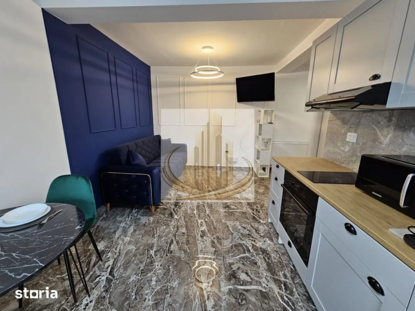 ✨Apartament modern-2 camere, complet mobilat - ✨ Grand Mobilis vă propune spre vânzare un apartament cochet și modern cu 2 camere, situat în Giroc, în zona Calea Urseni – într-un imobil nou finalizat în 2025.

Dacă îți dorești o locuință pregătită complet pentru mutare, amenajată cu bun gust și poziționată într-o zonă liniștită, acest apartament poate fi alegerea ideală atât pentru locuit, cât și pentru investiție.

🏡 Apartamentul dispune de:

* 40 mp utili + balcon de 5 mp
* etaj 2 din 3
* living luminos cu bucătărie open-space
* dormitor confortabil
* baie modernă
* hol și balcon perfect pentru relaxare

✅ Se vinde complet mobilat și utilat
✅ Electrocasnice incluse
✅ Loc de parcare inclus în preț
✅ Finisaje moderne și compartimentare eficientă
✅ Acces rapid către Timișoara și principalele puncte de interes

Atmosfera plăcută, designul modern și poziționarea excelentă transformă această proprietate într-o oportunitate ideală pentru un nou început sau pentru o investiție sigură.

💶 Preț: 83900€
ID intern CP3073756
