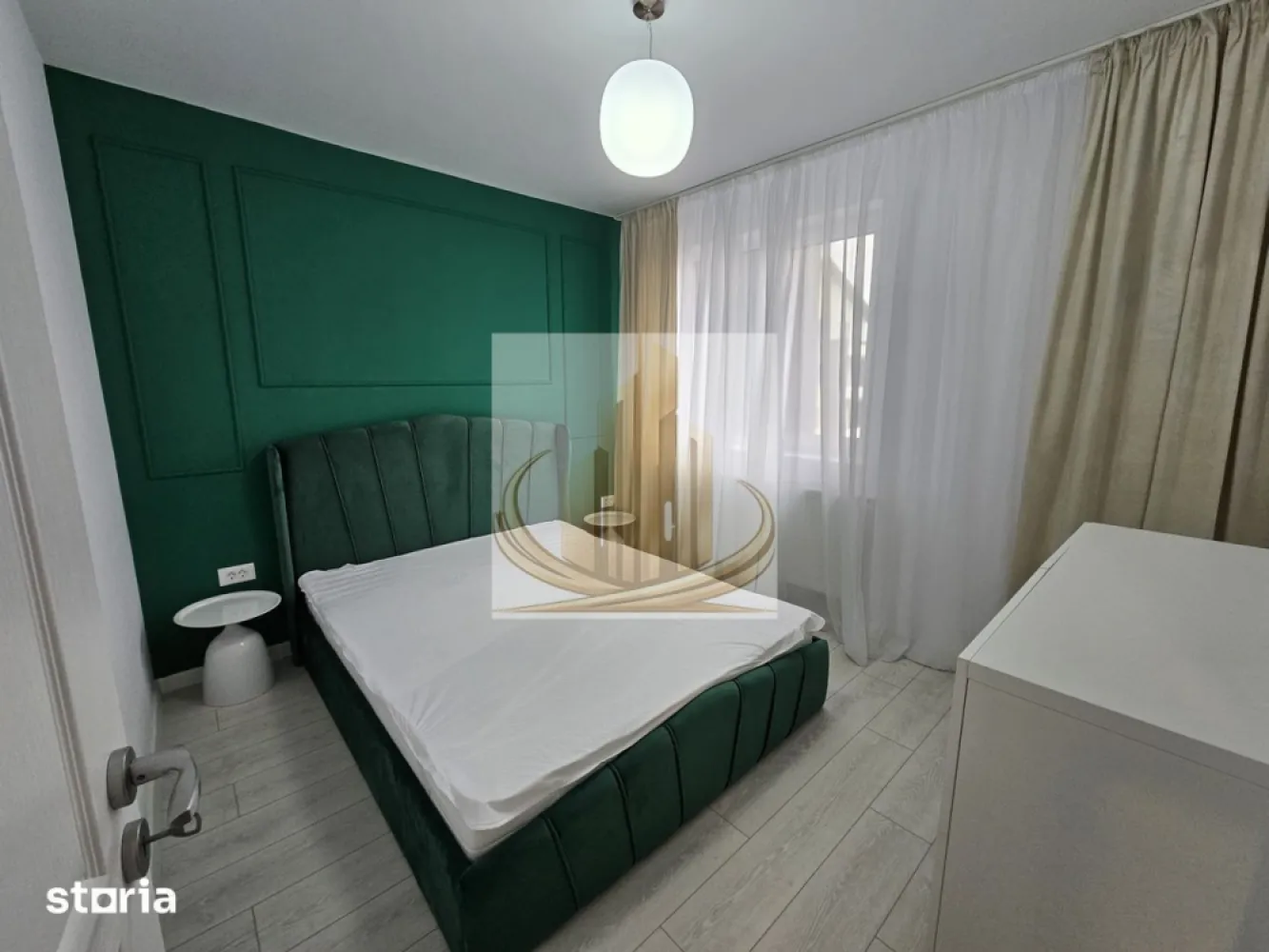 ✨Apartament modern-2 camere, complet mobilat - ✨ Grand Mobilis vă propune spre vânzare un apartament cochet și modern cu 2 camere, situat în Giroc, în zona Calea Urseni – într-un imobil nou finalizat în 2025.

Dacă îți dorești o locuință pregătită complet pentru mutare, amenajată cu bun gust și poziționată într-o zonă liniștită, acest apartament poate fi alegerea ideală atât pentru locuit, cât și pentru investiție.

🏡 Apartamentul dispune de:

* 40 mp utili + balcon de 5 mp
* etaj 2 din 3
* living luminos cu bucătărie open-space
* dormitor confortabil
* baie modernă
* hol și balcon perfect pentru relaxare

✅ Se vinde complet mobilat și utilat
✅ Electrocasnice incluse
✅ Loc de parcare inclus în preț
✅ Finisaje moderne și compartimentare eficientă
✅ Acces rapid către Timișoara și principalele puncte de interes

Atmosfera plăcută, designul modern și poziționarea excelentă transformă această proprietate într-o oportunitate ideală pentru un nou început sau pentru o investiție sigură.

💶 Preț: 83900€
ID intern CP3073756