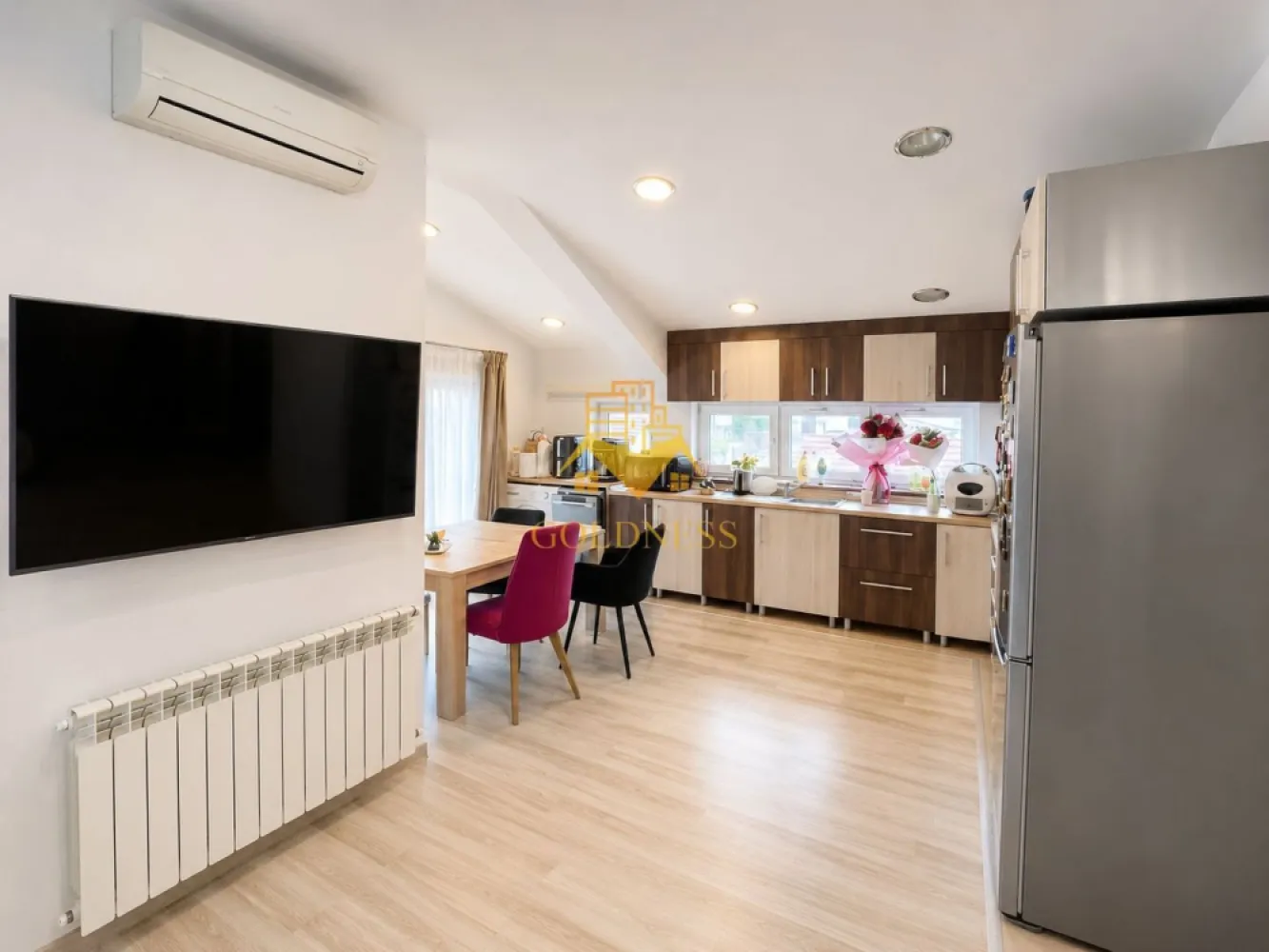 3 Camere Openspace, Zorilor, UMF, UTCN, Parcare, Pasteur, USAMV, Sigma - GOLDNESS Imobiliare vă propune spre închiriere un apartament cu 3 camere complet mobilat și utilat, la etajul 2 într-un imobil de 2 etaje, în Cartierul Zorilor!
2 locuri de parcare !
Se află în apropierea stațiilor de transport în comun, magazine, restaurante, spații verzi, farmacii, etc. 

Apartamentul este compartimentat astfel:
 - dormitor cu pat matrimonial, dressing, noptiere, TV
 - dormitor cu pat matrimonial, dressing, noptiere, Tv, birou
 - living cu bucatarie open space complet utilată și mobilată, canapea extensibilă, loc de servit masa, AC
 - baie cu cabina de dus, calorifer port prosop și dulap pentru depozitare.
 -baie cu cada, calorifer port prosop.

Imobilul este dotat cu toate cele necesare- centrală proprie, frigider, aragaz, hotă, mașină de spălat haine, etc. 

Dacă sunteți interesați de acest apartament și doriți să îl vizionați, dar și pentru alte oferte nu ezitați să ne contactați telefonic sau prin e-mail. Vă stăm la dispoziție!
Pentru intermediere se percepe un comision de 50% din prețul chiriei!