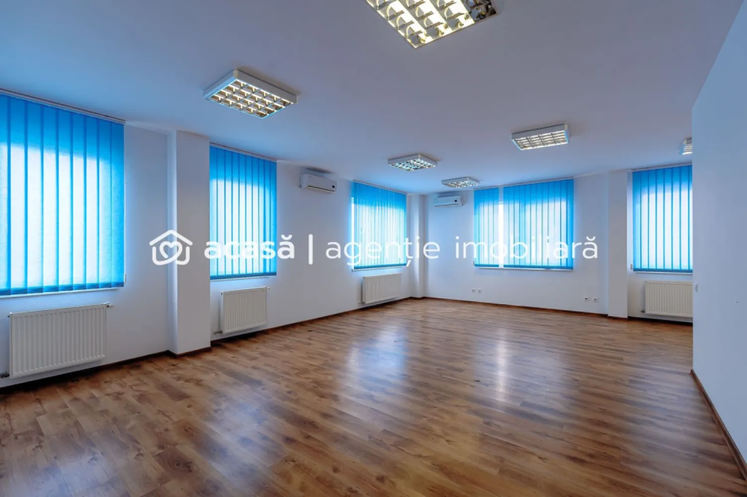 Cladire birouri - spațiu comercial cu parcări în incintă privată - Oferim spre vânzare un spațiu comercial în Parcul Industrial UTA2.
Parcul Industrial UTA2 este amplasat în partea de Nord a Municipiului Arad, cu acces direct din E68 (DN7, Centură Nord).

Imobilul este confecționat din panouri sandwich termoizolante și este compartimentat astfel:
– recepție
– 6 birouri
– 4 grupuri sanitare
– holuri
– spațiu tehnic

Suprafață construită: 333 mp
Suprafață teren: 2.561 mp

Prețul mai include și:
– 12 locuri de parcare (autoturisme)
– aprox 2.000 mp spațiu verde
- incintă împrejmuită

Caracteristicile de mai sus fac spațiul pretabil și pentru următoarele activități:
– birouri
– producție
– depozitare
– loc de joacă pentru copii

Important!
Proprietatea este scutită de impozite pe toată durata de existență a titlului de Parc industrial acordat conform ORDINULUI nr. 325 din 15 octombrie 2007.

Pentru detalii, apelați 0721356746. Florin Moș