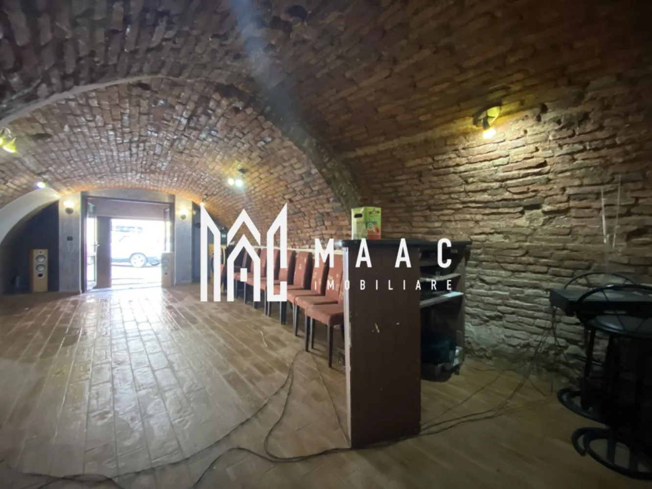 Spatiu Comercial | 93 MP | Ultracentral - Situat într-o zonă ultra-centrală de mare interes, acest spațiu comercial de 93 mp oferit de MAAC Imobiliare reprezintă o oportunitate excelentă pentru afacerea ta. Având o amplasare strategică într-un punct de maximă vizibilitate, acesta beneficiază de un flux constant de pietoni și trafic auto, ideal pentru orice activitate comercială sau de servicii.

Spațiul dispune de un spatiu generos, ce permite o amenajare flexibilă, adaptabilă nevoilor diverse ale unui magazin de retail, salon de înfrumusețare, cafenea, birouri sau alte activități. 

Printre facilități se numără:

Acces direct din stradă pentru vizibilitate maximă
Vitrină spațioasă, perfectă pentru expunerea produselor sau branding
Sistem de încălzire și răcire eficient, pentru confortul angajaților și clienților
Conexiuni moderne de utilități (electricitate, apă, internet)
Grup sanitar propriu și spațiu de depozitare.
Fiind situat în imediata apropiere a mijloacelor de transport în comun, a centrelor comerciale și a altor puncte de interes, acest spațiu oferă accesibilitate facilă atât pentru clienți, cât și pentru angajați.

Pentru mai multe detalii precizati telefonic ca ati vazut anuntul cu ID : CP2163015