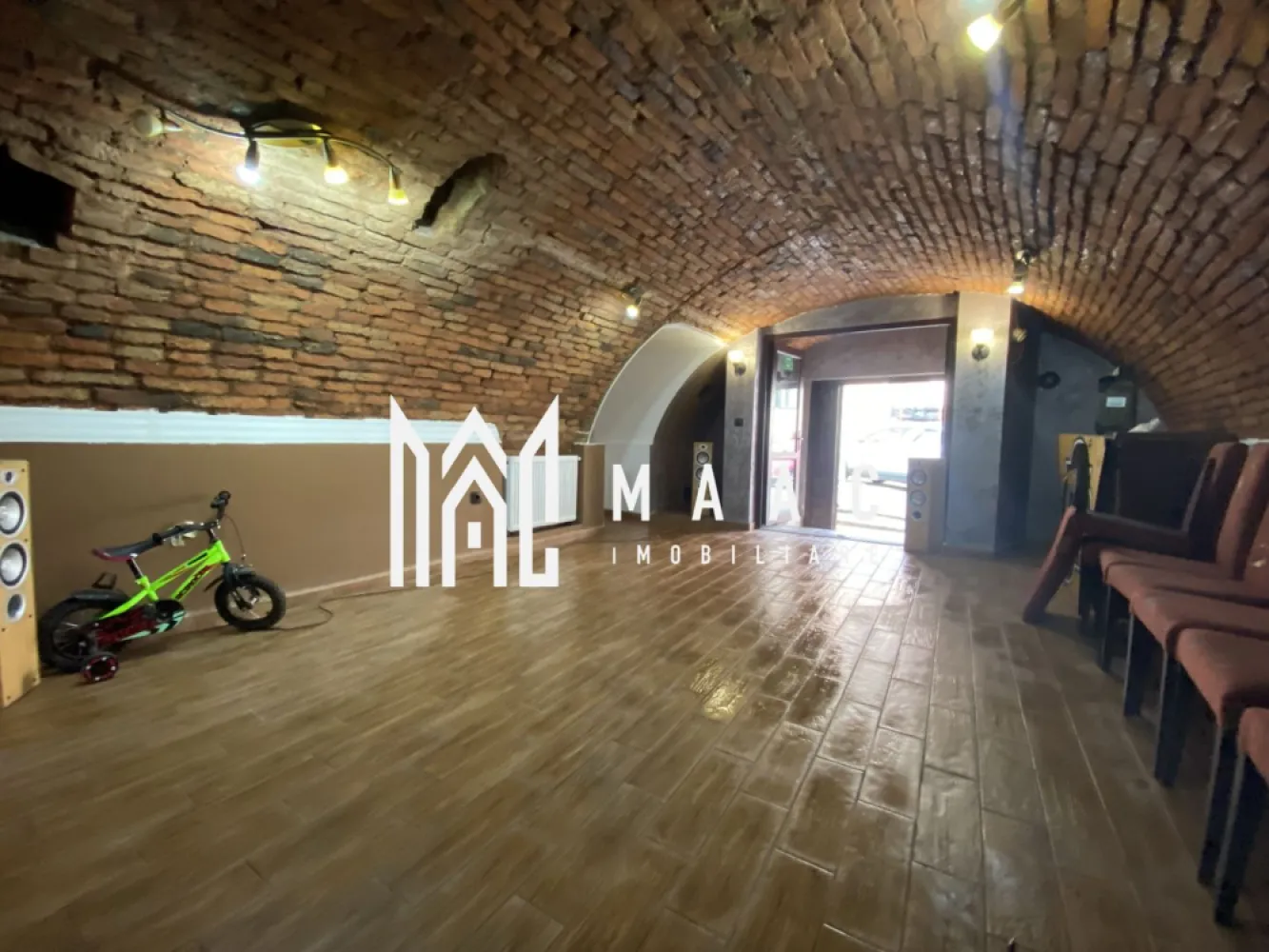 Spatiu Comercial | 93 MP | Ultracentral - Situat într-o zonă ultra-centrală de mare interes, acest spațiu comercial de 93 mp oferit de MAAC Imobiliare reprezintă o oportunitate excelentă pentru afacerea ta. Având o amplasare strategică într-un punct de maximă vizibilitate, acesta beneficiază de un flux constant de pietoni și trafic auto, ideal pentru orice activitate comercială sau de servicii.

Spațiul dispune de un spatiu generos, ce permite o amenajare flexibilă, adaptabilă nevoilor diverse ale unui magazin de retail, salon de înfrumusețare, cafenea, birouri sau alte activități. 

Printre facilități se numără:

Acces direct din stradă pentru vizibilitate maximă
Vitrină spațioasă, perfectă pentru expunerea produselor sau branding
Sistem de încălzire și răcire eficient, pentru confortul angajaților și clienților
Conexiuni moderne de utilități (electricitate, apă, internet)
Grup sanitar propriu și spațiu de depozitare.
Fiind situat în imediata apropiere a mijloacelor de transport în comun, a centrelor comerciale și a altor puncte de interes, acest spațiu oferă accesibilitate facilă atât pentru clienți, cât și pentru angajați.

Pentru mai multe detalii precizati telefonic ca ati vazut anuntul cu ID : CP2163015