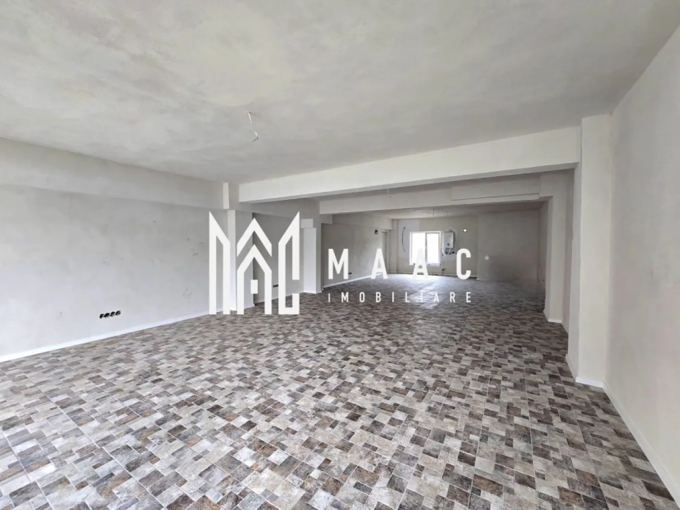 Spațiu comercial | 94MPU | Vad Pietonal | Turnisor - MAAC Imobiliare vă propune spre închiriere un spațiu comercial de 94 mp, situat la parterul unui imobil modern, într-o zonă rezidențială în continuă dezvoltare, cu vad comercial solid și potențial ridicat pentru diverse tipuri de afaceri. Proprietatea beneficiază de o amplasare avantajoasă, cu expunere excelentă și acces facil, fiind ideală pentru activități comerciale sau servicii.

Spațiul este configurat open space, oferind flexibilitate maximă în amenajare și adaptare în funcție de specificul business-ului, fiind potrivit pentru magazine, showroom-uri, saloane de înfrumusețare, farmacii, birouri sau servicii de catering.

Caracteristici și avantaje:
-Suprafață utilă: 94 mp
-Vitrină generoasă la stradă, pentru vizibilitate și expunere maximă
-Spațiu open space, ușor de personalizat
-Vad pietonal și auto intens, cu flux constant de potențiali clienți
-Grup sanitar inclus
-2 căi de acces: intrare pentru clienți și acces separat pentru marfă și personal
-Loc de parcare inclus

Proprietatea reprezintă o oportunitate excelentă pentru dezvoltarea unei afaceri într-o zonă cu dinamică economică și creștere continuă, oferind toate premisele pentru funcționare eficientă și vizibilitate crescută.

Pentru mai multe detalii, precizați telefonic că ați văzut anunțul cu CP2153526