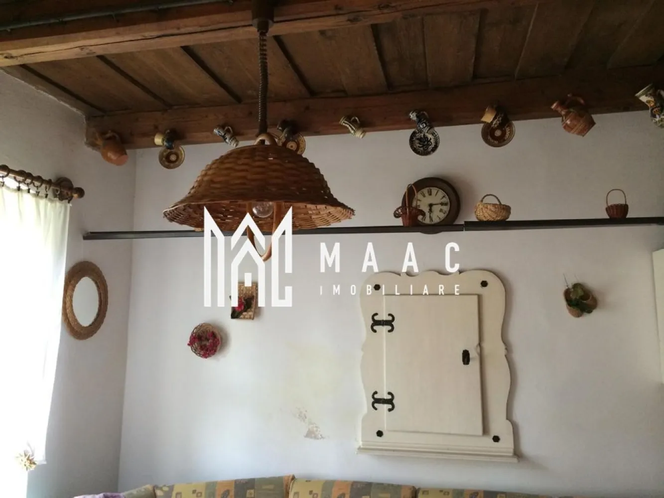 Casă individuală I Rustic I 100 mpu I Curte 2000 mp I Nemșa - MAAC Imobiliare vă prezintă pentru cumpărare o proprietate deosebită în satul Nemșa, jud. Sibiu. Un teren cu suprafața totală de 2000 mpu și o casă construită cu amprenta de 142 mp, formată din: -1 living spațios, 3 dormitoare, 1 bucătărie , 1 baie, 2 cămări , 2 holuri, 1 pivniță de 103 mpu. Curtea de 800 mp utili este alcătuită din următoarele anexe: -1 garaj de 32 mp, 1 grajd de 50 mp, 1 șură de 96 mp, terasă cu grill. Grădina de 1200 metri pătrați lucrată an de an. Construcția a fost renovată în anul 2000, amenajată în stil rustic, mobilată cu mobilier restaurat. Acoperișul a fost reabilitat în anul 2024. Încălzirea se face pe baza sobelor pe gaz cu posibilitatea convertirii pe lemn. Casa este racordată la toate utilitățile. - Această proprietate minunată situată pe teren intravilan de 2000 mp reprezintă o oportunitate excelentă pentru cei care caută un loc liniștit și bine echipat. Cu o întindere vastă, această proprietate oferă intimitate și confort într-un cadru natural deosebit. - Contactați-ne pentru a discuta detaliile acestei oferte imobiliare deosebite și pentru a programa o vizionare, specificând ID CP2366575. }}