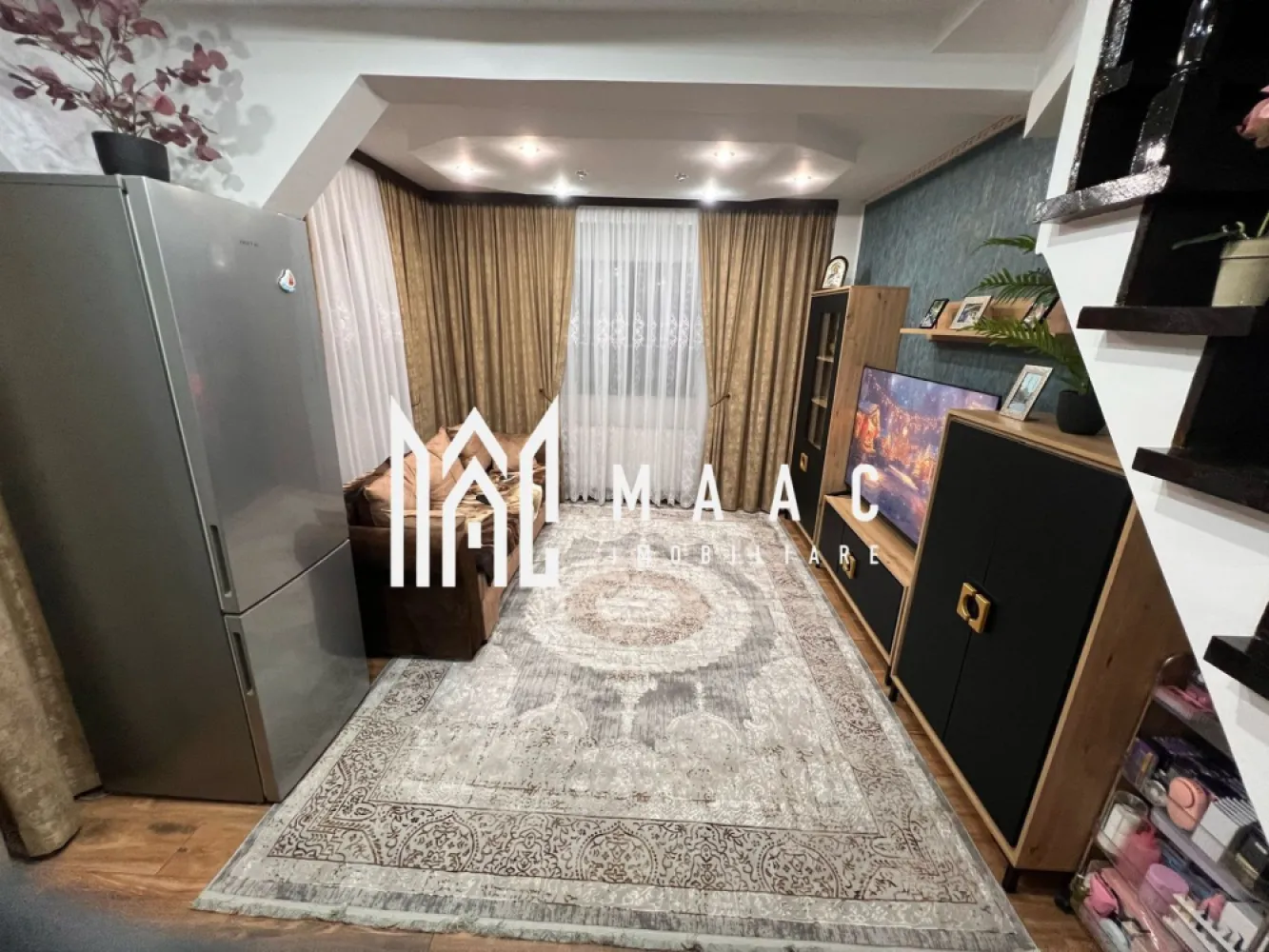 Apartament 3 Camere I Balcon I Hipodrom 2 - MAAC Imobiliare va propune spre vanzare un apartament cu 3 camere in zona Hipodrom 2. Locuinta este structurata pe 2 niveluri si cuprinde: la parter-living cu bucatarie open space, zona de dining, baie cu dus si geam de aerisire; la etaj-doua dormitoare, balcon in care s-a amenajat zona de gatit. Apartamentul este complet renovat: centrala termica noua (Ariston),partea electrica refacuta,balcon închis complet cu termopan și cu acoperiș nou, toate ferestrele schimbate, cu pervaz interior și exterior,uși interior schimbate,parchet,gresie living. Apartamentul se vinde complet mobilat exact cum se vede poze. In proximitate se gasesc centre comerciale, de invatamant, medicale, statii de autobuz, etc. Pentru mai multe detalii specificati telefonic ca ati vazut apartamentul cu ID:CP2365675 }}