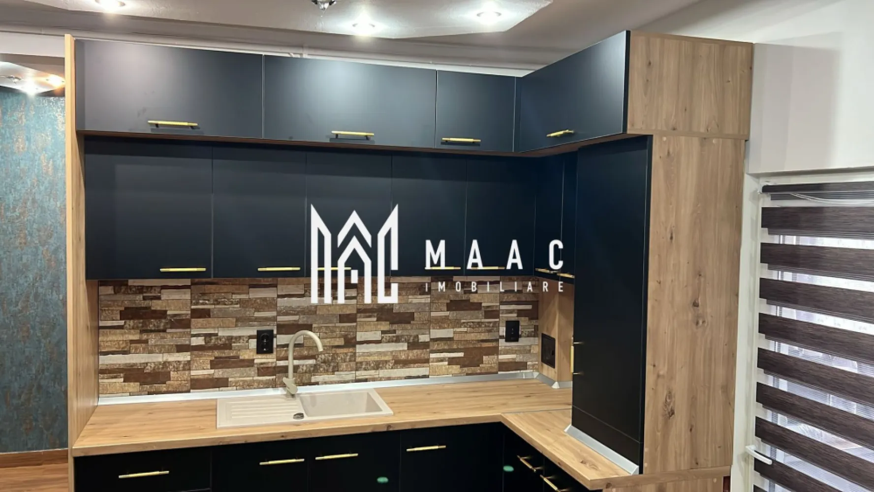 Apartament 3 Camere I Balcon I Hipodrom 2 - MAAC Imobiliare va propune spre vanzare un apartament cu 3 camere in zona Hipodrom 2. Locuinta este structurata pe 2 niveluri si cuprinde: la parter-living cu bucatarie open space, zona de dining, baie cu dus si geam de aerisire; la etaj-doua dormitoare, balcon in care s-a amenajat zona de gatit. Apartamentul este complet renovat: centrala termica noua (Ariston),partea electrica refacuta,balcon închis complet cu termopan și cu acoperiș nou, toate ferestrele schimbate, cu pervaz interior și exterior,uși interior schimbate,parchet,gresie living. Apartamentul se vinde complet mobilat exact cum se vede poze. In proximitate se gasesc centre comerciale, de invatamant, medicale, statii de autobuz, etc. Pentru mai multe detalii specificati telefonic ca ati vazut apartamentul cu ID:CP2365675 }}