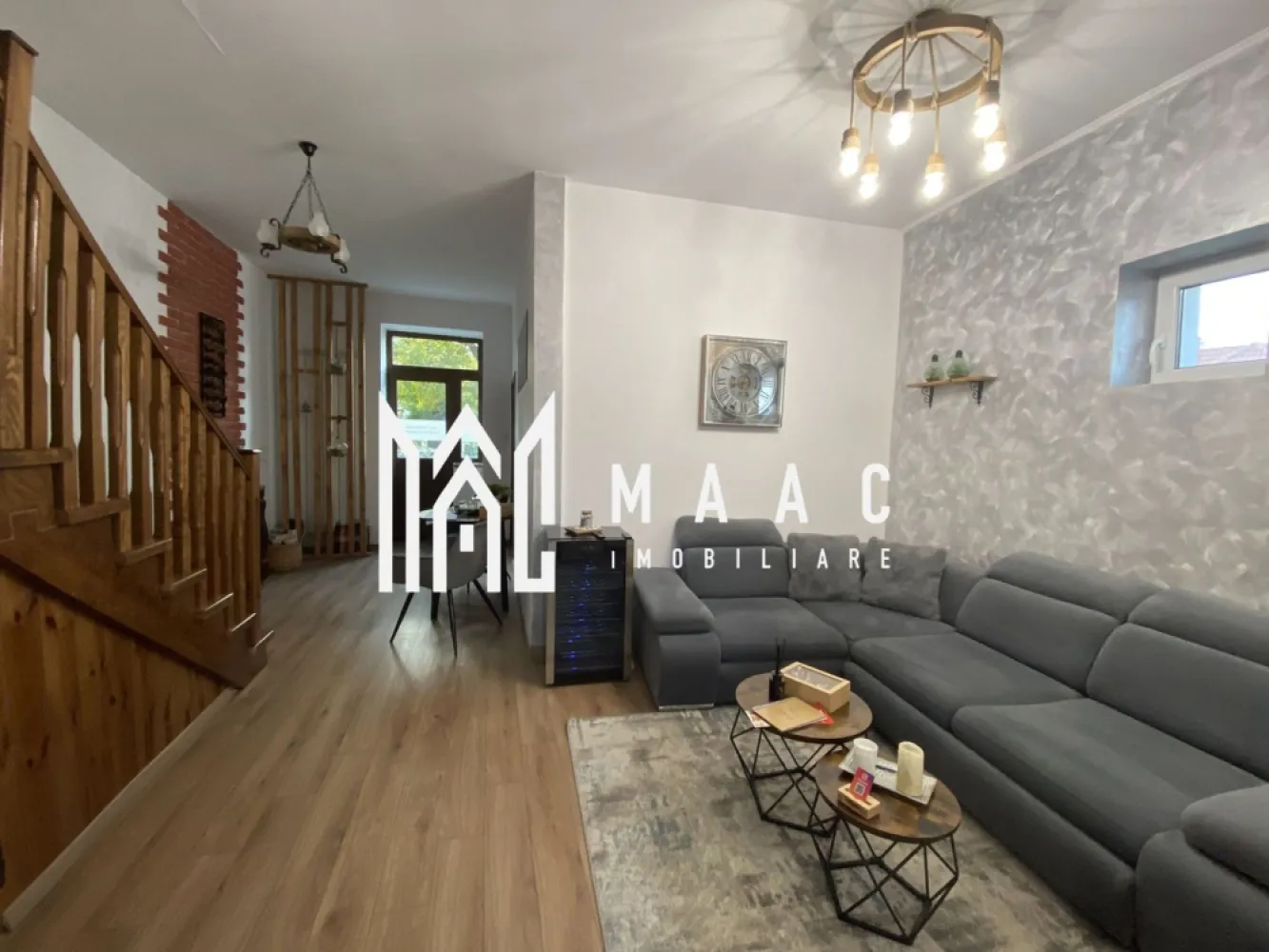 Apartament la casa | P+M | 110MP | Pivnita | Calea Dumbravii - MAAC Imobiliare va prezinta un apartament la casa Parter+Mansardă in zona Calea Dumbravii.

Caracteristici principale:
Situat într-o zonă pitorească, în zona Calea Dumbrăvii.
Suprafața utilă de 110 mp, ideală pentru confort.
4 camere, 3 dormitoare, oferind opțiuni multiple pentru organizarea locuinței.
2 băi, asigurând confort și comoditate pentru întreaga familie.

Configurația apartamentului:
Parterul include livingul open space cu bucătăria integrată.
Baie la parter pentru confortul și accesibilitatea locuitorilor.
La etaj se găsesc 2 camere suplimentare și o baie.

Amenajări și dotări suplimentare:
Terasă de 20 mp, perfectă pentru momente de relaxare în aer liber.
Pivniță uscată de 50 mp, ideală pentru depozitare și organizare suplimentară.
Loc de parcare în fața imobilului, asigurând comoditate și accesibilitate.
Centrală termică proprie și calorifere pentru încălzire eficientă în sezonul rece.

Funcționare în regim hotelier:
În prezent, apartamentul operează în regim hotelier, oferind oportunitatea de investiție pentru venituri suplimentare.

Pentru mai multe detalii precizati telefonic ca ati vazut anuntul cu ID:CP2021218.