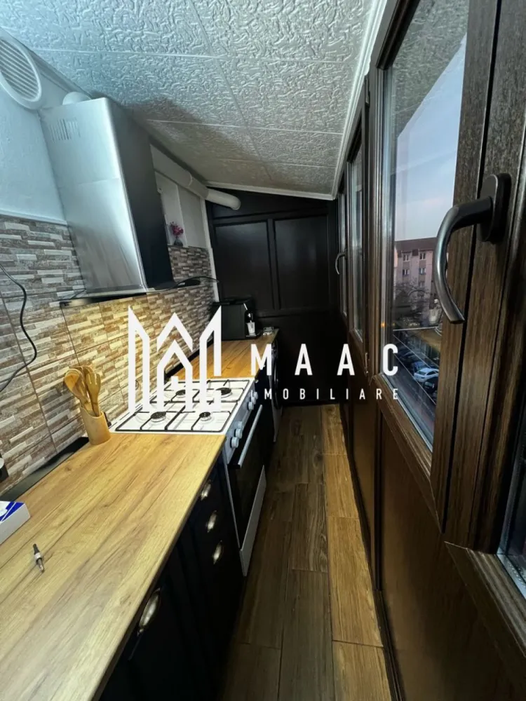 Apartament 3 Camere I Balcon I Hipodrom 2 - MAAC Imobiliare va propune spre vanzare un apartament cu 3 camere in zona Hipodrom 2. Locuinta este structurata pe 2 niveluri si cuprinde: la parter-living cu bucatarie open space, zona de dining, baie cu dus si geam de aerisire; la etaj-doua dormitoare, balcon in care s-a amenajat zona de gatit. Apartamentul este complet renovat: centrala termica noua (Ariston),partea electrica refacuta,balcon închis complet cu termopan și cu acoperiș nou, toate ferestrele schimbate, cu pervaz interior și exterior,uși interior schimbate,parchet,gresie living. Apartamentul se vinde complet mobilat exact cum se vede poze. In proximitate se gasesc centre comerciale, de invatamant, medicale, statii de autobuz, etc. Pentru mai multe detalii specificati telefonic ca ati vazut apartamentul cu ID:CP2365675 }}