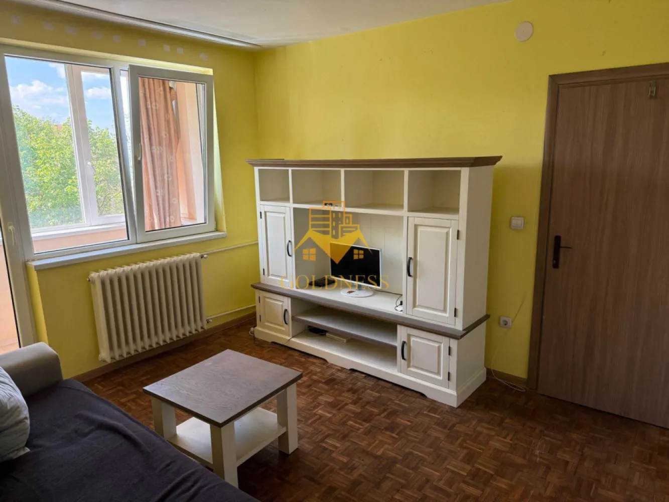 2 camere SemiCentral, Horea, Gara, UBB, Parcul Feroviarilor, Panemar - GOLDNESS Imobiliare vă propune spre închiriere un apartament cu 2 camere complet mobilat și utilat, la etajul 3 într-un imobil de 10 etaje, SemiCentral. 

Se află în apropierea stațiilor de transport în comun, magazine, restaurante, spații verzi, farmacii, etc. 

Apartamentul este compartimentat astfel:
 - dormitor cu pat matrimonial, dressing, noptiere
 - living cu canapea extensibilă 
 - bucătărie complet utilată și mobilată, loc de servit masa 
 - baie cu cabina de dus, calorifer port prosop și dulap pentru depozitare.
 - terasa de 5 mp.

Imobilul este dotat cu toate cele necesare-termoficare, frigider, aragaz, hotă, mașină de spălat haine, etc. 

Dacă sunteți interesați de acest apartament și doriți să îl vizionați, dar și pentru alte oferte nu ezitați să ne contactați telefonic sau prin e-mail. Vă stăm la dispoziție!
Pentru intermediere se percepe un comision de 50% din prețul chiriei!