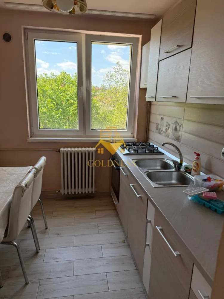 2 camere SemiCentral, Horea, Gara, UBB, Parcul Feroviarilor, Panemar - GOLDNESS Imobiliare vă propune spre închiriere un apartament cu 2 camere complet mobilat și utilat, la etajul 3 într-un imobil de 10 etaje, SemiCentral. 

Se află în apropierea stațiilor de transport în comun, magazine, restaurante, spații verzi, farmacii, etc. 

Apartamentul este compartimentat astfel:
 - dormitor cu pat matrimonial, dressing, noptiere
 - living cu canapea extensibilă 
 - bucătărie complet utilată și mobilată, loc de servit masa 
 - baie cu cabina de dus, calorifer port prosop și dulap pentru depozitare.
 - terasa de 5 mp.

Imobilul este dotat cu toate cele necesare-termoficare, frigider, aragaz, hotă, mașină de spălat haine, etc. 

Dacă sunteți interesați de acest apartament și doriți să îl vizionați, dar și pentru alte oferte nu ezitați să ne contactați telefonic sau prin e-mail. Vă stăm la dispoziție!
Pentru intermediere se percepe un comision de 50% din prețul chiriei!