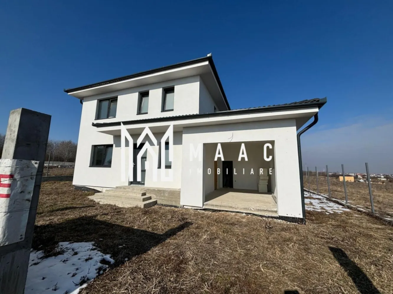 Casa individuală | Teren 500 mp | Calea Cisnădiei - MAAC Imobiliare oferă spre vânzare o casă individuală pe Calea Cisnădiei, cu o compartimentare bine gândită pe două niveluri. Detalii cheie: Parter: living, bucătărie, baie, spațiu tehnic, garaj și casa scării. Etaj: 3 dormitoare, baie, casa scării. Suprafața terenului este de 501 mp, iar curtea liberă are aproximativ 380 mp. Utilitățile disponibile sunt energie electrică, apa și canalizare (în curs de execuție). Stadiul de predare este „Alb”, ceea ce înseamnă că interiorul este pregătit pentru finisaje. Încălzirea poate fi realizată cu pompă de căldură sau centrală termică pe curent (acestea nu sunt incluse în prețul casei). Casa va fi intabulată pe numele noului proprietar. Pentru mai multe detalii, vă rugăm să ne contactați, specificând ID:CP2363528 }}
