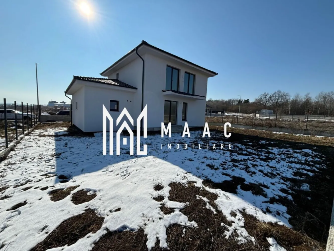 Casa individuală | Teren 500 mp | Calea Cisnădiei - MAAC Imobiliare oferă spre vânzare o casă individuală pe Calea Cisnădiei, cu o compartimentare bine gândită pe două niveluri. Detalii cheie: Parter: living, bucătărie, baie, spațiu tehnic, garaj și casa scării. Etaj: 3 dormitoare, baie, casa scării. Suprafața terenului este de 501 mp, iar curtea liberă are aproximativ 380 mp. Utilitățile disponibile sunt energie electrică, apa și canalizare (în curs de execuție). Stadiul de predare este „Alb”, ceea ce înseamnă că interiorul este pregătit pentru finisaje. Încălzirea poate fi realizată cu pompă de căldură sau centrală termică pe curent (acestea nu sunt incluse în prețul casei). Casa va fi intabulată pe numele noului proprietar. Pentru mai multe detalii, vă rugăm să ne contactați, specificând ID:CP2363528 }}