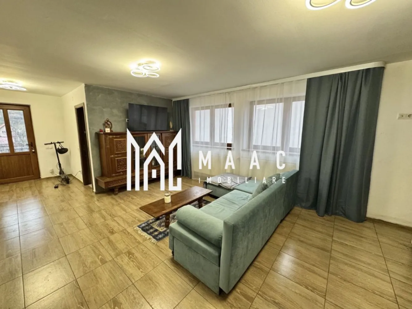 Casa | 4 camere | Curte individuala | Pivnita | Sura Mare - MAAC Imobiliare va prezinta o casă individuala cu 4 camere in Sura Mare.

Caracteristici principale:
Suprafață utilă: 160 mp, oferind spațiu generos pentru nevoile familiei.
Teren privat: 500 mp, potrivit pentru grădinărit.
Camere și sufragerie: 3 camere spațioase, sufragerie primitoare.
Băi functionale: 2 băi dotate cu facilități.
Bucătărie utilată: generoasă, echipată cu electrocasnice.

Detalii Suplimentare:
An construcție: 2015
Sistem de Încălzire: Centrală termică pe lemne.
Utilități: Internet/TV, Apă Curentă, Conductă de Gaz la 50m.
Alte facilități: Grădină privată, terasă acoperită, pivniță și spațiu tehnic.

Pentru mai multe detalii, precizati telefonic ca ati vazut anuntul cu ID CP1968772