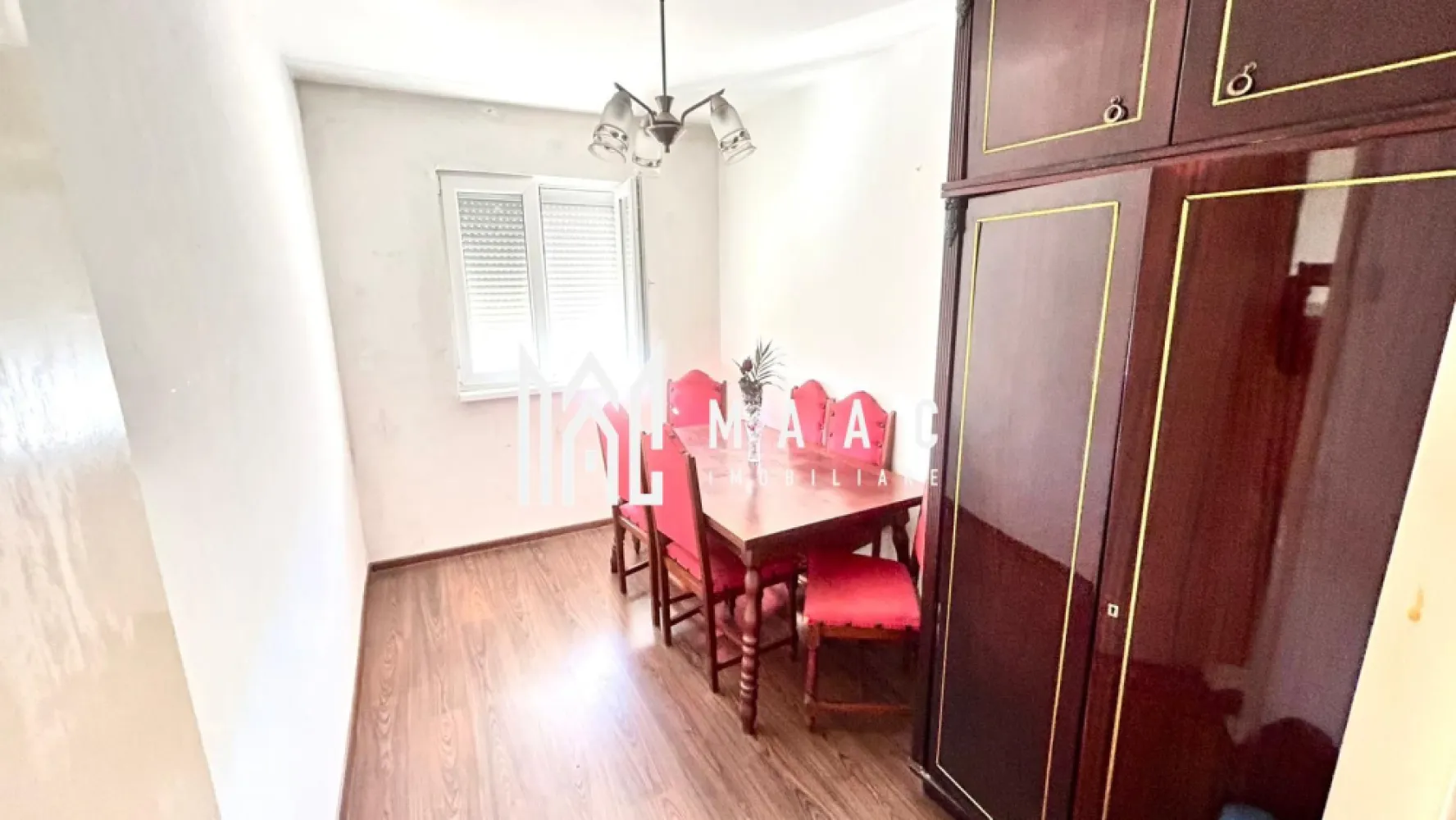 Apartament 3 camere | Bucatarie Separata | Balcon închis | Cedonia - Maac Imobiliare prezintă spre vânzare un apartament cu 3 camere, semidecomandat, situat în zona Cedonia, la câțiva pași de Registrul Comerțului, într-un bloc izolat termic.

 Detalii proprietate:

Etaj: 4/4

Suprafață construită: 70,42 mp

Suprafață utilă: 50,39 mp

Balcon închis: 2,07 mp (cu termopan)

Pivniță: 7,22 mp (trecută în acte)

Acces la uscătorie și spălătorie comune

 Avantaje:

Bucătărie separată, spațioasă

Zonă liniștită și bine conectată la mijloace de transport

Aproape de facultăți, spital, școli, magazine și unitatea militară

Potrivit atât pentru locuință personală, cât și pentru investiție în regim de închiriere

 Pentru mai multe detalii sau programarea unei vizionări, precizați telefonic că ați văzut anunțul cu ID: CP2850866
