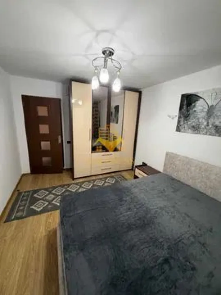 3 camere semidecomandate, Parcare, Manastur, Casa Piratilor, Minerva - GOLDNESS Imobiliare vă propune spre închiriere un apartament cu 3 camere open-space complet mobilat și utilat, la etajul 2 într-un imobil de 4 etaje, în Cartierul Manastur.
Dispune de loc de parcare!
Se află în apropierea stațiilor de transport în comun, magazine, restaurante, spații verzi, farmacii, etc. 

Apartamentul este compartimentat astfel:
 - 2 dormitoare cu pat matrimonial, dressing, noptiere
 - living cu o canapea, loc de servit masa 
 - bucatarie open-space complet utilată și mobilată
 - baie cu cabina de dus, calorifer port prosop și dulap pentru depozitare.
 - balcon de 10 mp.

Imobilul este dotat cu toate cele necesare- centrală proprie, frigider, aragaz, hotă, mașină de spălat haine, etc. 

Dacă sunteți interesați de acest apartament și doriți să îl vizionați, dar și pentru alte oferte nu ezitați să ne contactați telefonic sau prin e-mail. Vă stăm la dispoziție!
Pentru intermediere se percepe un comision de 50% din prețul chiriei!