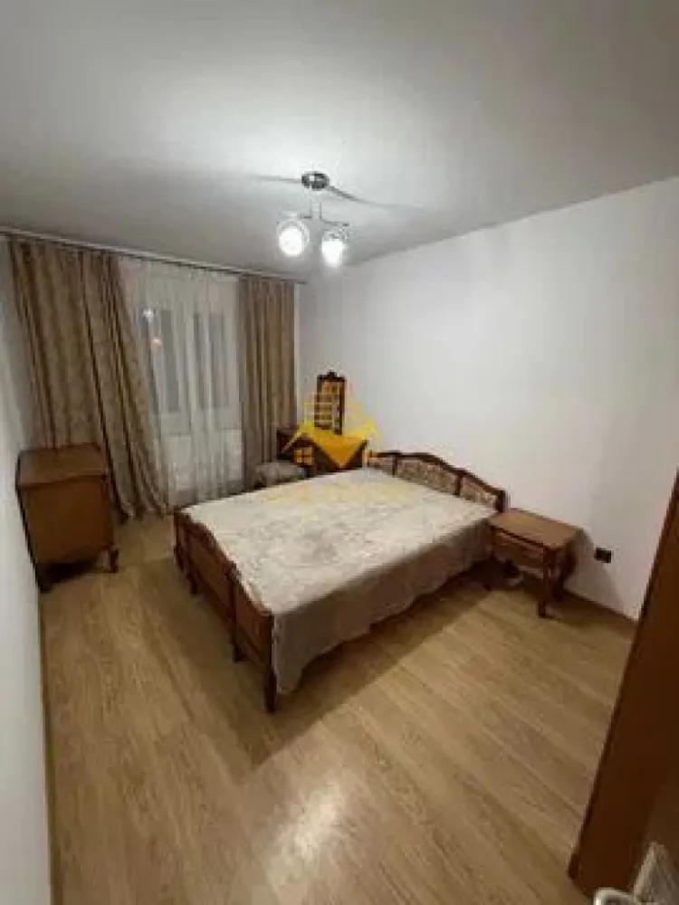 3 camere semidecomandate, Parcare, Manastur, Casa Piratilor, Minerva - GOLDNESS Imobiliare vă propune spre închiriere un apartament cu 3 camere open-space complet mobilat și utilat, la etajul 2 într-un imobil de 4 etaje, în Cartierul Manastur.
Dispune de loc de parcare!
Se află în apropierea stațiilor de transport în comun, magazine, restaurante, spații verzi, farmacii, etc. 

Apartamentul este compartimentat astfel:
 - 2 dormitoare cu pat matrimonial, dressing, noptiere
 - living cu o canapea, loc de servit masa 
 - bucatarie open-space complet utilată și mobilată
 - baie cu cabina de dus, calorifer port prosop și dulap pentru depozitare.
 - balcon de 10 mp.

Imobilul este dotat cu toate cele necesare- centrală proprie, frigider, aragaz, hotă, mașină de spălat haine, etc. 

Dacă sunteți interesați de acest apartament și doriți să îl vizionați, dar și pentru alte oferte nu ezitați să ne contactați telefonic sau prin e-mail. Vă stăm la dispoziție!
Pentru intermediere se percepe un comision de 50% din prețul chiriei!