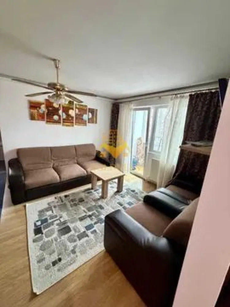 3 camere semidecomandate, Parcare, Manastur, Casa Piratilor, Minerva - GOLDNESS Imobiliare vă propune spre închiriere un apartament cu 3 camere open-space complet mobilat și utilat, la etajul 2 într-un imobil de 4 etaje, în Cartierul Manastur.
Dispune de loc de parcare!
Se află în apropierea stațiilor de transport în comun, magazine, restaurante, spații verzi, farmacii, etc. 

Apartamentul este compartimentat astfel:
 - 2 dormitoare cu pat matrimonial, dressing, noptiere
 - living cu o canapea, loc de servit masa 
 - bucatarie open-space complet utilată și mobilată
 - baie cu cabina de dus, calorifer port prosop și dulap pentru depozitare.
 - balcon de 10 mp.

Imobilul este dotat cu toate cele necesare- centrală proprie, frigider, aragaz, hotă, mașină de spălat haine, etc. 

Dacă sunteți interesați de acest apartament și doriți să îl vizionați, dar și pentru alte oferte nu ezitați să ne contactați telefonic sau prin e-mail. Vă stăm la dispoziție!
Pentru intermediere se percepe un comision de 50% din prețul chiriei!