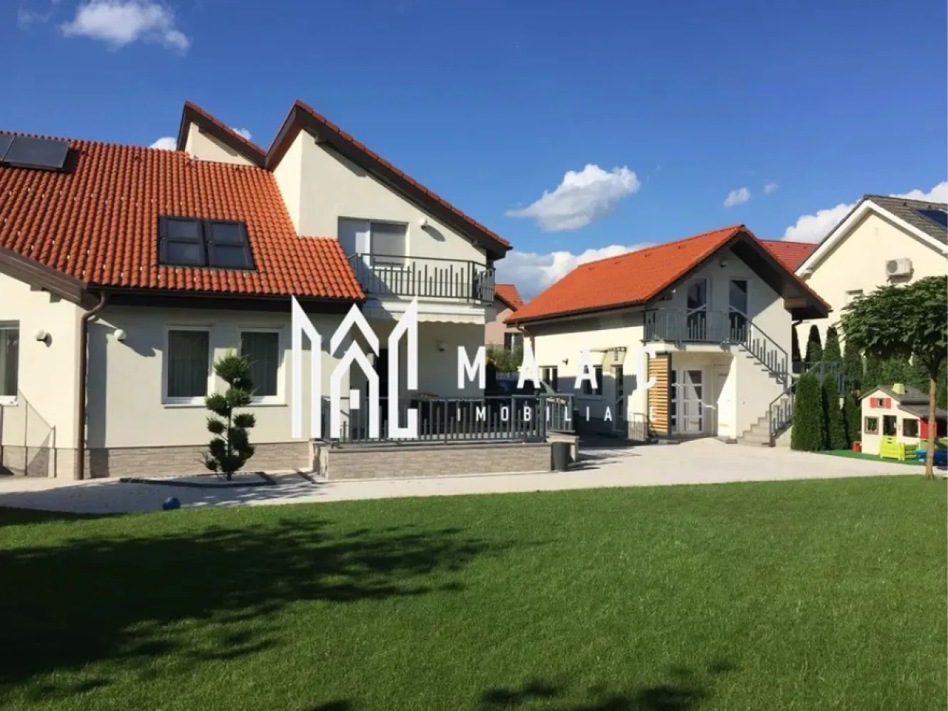 Vilă de închiriat | 4 camere | Șelimbăr - MAAC Imobiliare vă oferă spre închiriere o casă elegantă și modernă, situată într-o zonă liniștită din Șelimbăr , pe un teren generos de 1000 mp, cu o curte superb amenajată de 750 mp, compartimenta astfel: Parter: Garaj încălzit cu multiple spații de depozitare și acces direct din stradă Cameră/birou Baie Bucătărie complet utilată-Rovere, cu ieșire pe terasă către curte Living spațios, luminos, orientat către curte Etaj/Mansardă: 2 dormitoare, fiecare cu balcon propriu Baie Spațiu de depozitare Clădire separată în curte: Cameră hobby/oaspeți - Open space Chicinetă Baie Curte: Plante decorative la maturitate Filigorie + zonă BBQ cu sistem audio Facilități incluse: Acces automatizat Sistem de supraveghere video & alarmă Zonă verde cu sistem de irigație Garaj încălzit cu acces direct în casă Încălzire în pardoseală Panouri solare & fotovoltaice Condiții de închiriere: Contract ANAF – minim 1 an Se percepe garanție Disponibilă începând cu 15.05.2025 Pentru mai multe detalii sau pentru a programa o vizionare, va rugam specificati telefonic: CP2360397 ! }}