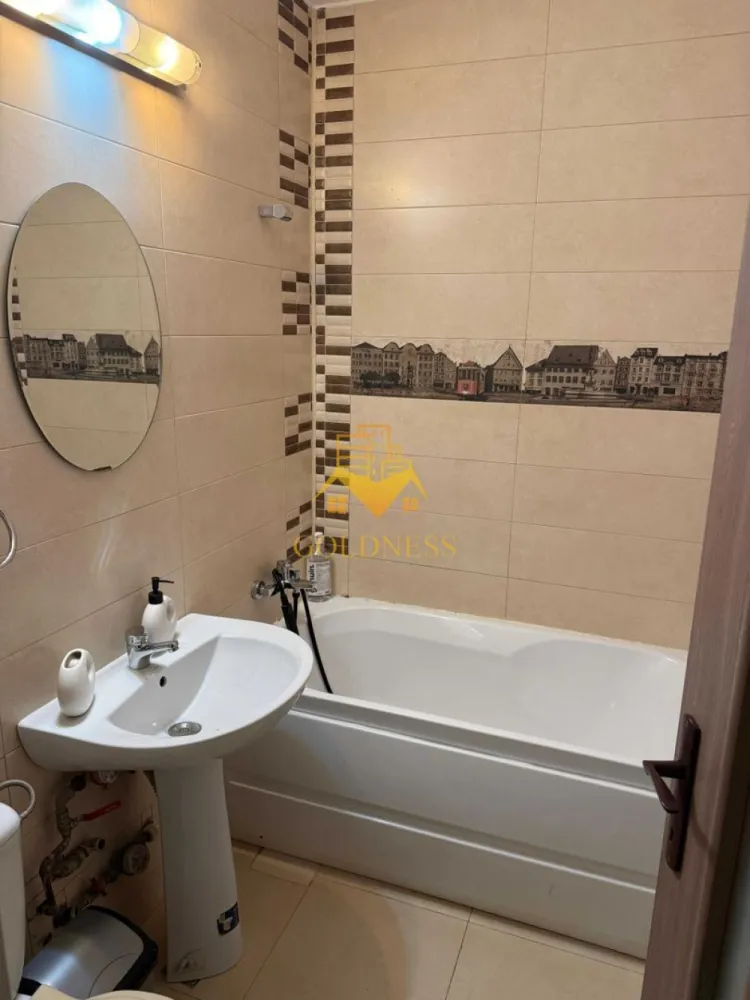 2 camere SemiCentral, Horea, Gara, UBB, Parcul Feroviarilor, Panemar - GOLDNESS Imobiliare vă propune spre închiriere un apartament cu 2 camere complet mobilat și utilat, la etajul 3 într-un imobil de 10 etaje, SemiCentral. 

Se află în apropierea stațiilor de transport în comun, magazine, restaurante, spații verzi, farmacii, etc. 

Apartamentul este compartimentat astfel:
 - dormitor cu pat matrimonial, dressing, noptiere
 - living cu canapea extensibilă 
 - bucătărie complet utilată și mobilată, loc de servit masa 
 - baie cu cabina de dus, calorifer port prosop și dulap pentru depozitare.
 - terasa de 5 mp.

Imobilul este dotat cu toate cele necesare-termoficare, frigider, aragaz, hotă, mașină de spălat haine, etc. 

Dacă sunteți interesați de acest apartament și doriți să îl vizionați, dar și pentru alte oferte nu ezitați să ne contactați telefonic sau prin e-mail. Vă stăm la dispoziție!
Pentru intermediere se percepe un comision de 50% din prețul chiriei!