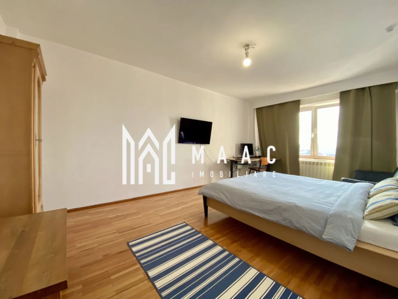Apartament 2 camere | 67MP | Balcon | Decomandat | M Viteazu - MAAC Imobiliare va propune spre vanzare un apartament decomandat cu 2 camere, mobilat și utilat, în zona Bulevardul Mihai Viteazu. Tip imobil: Apartament cu 2 camere, decomandat Locație: Zona Bulevardul Mihai Viteazu Suprafață utilă: 67 mp Etaj: 5 din 7, într-un bloc cu lift. Compartimentare și dotări: Living spațios, dormitor luminos, bucătărie separată, complet mobilată și utilată, balcon închis, perfect pentru depozitare suplimentară, hol de acces care separă toate încăperile, baie cu geam pentru aerisire, dotată cu cabină de duș. Facilități: Se vinde mobilat și utilat, exact ca în poze Centrala termică proprie cu calorifere Geamuri termopan Ușă metalică la intrare Lift în bloc. Avantaje zonă: Parcare disponibilă în spatele blocului și pe bulevard Aproape de magazine, pentru cumpărături rapide și convenabile Acces excelent la transportul în comun, cu stație de autobuz la câțiva pași. Pentru mai multe detalii precizati telefonic ca ati vazut anuntul cu ID: CP2360125 }}