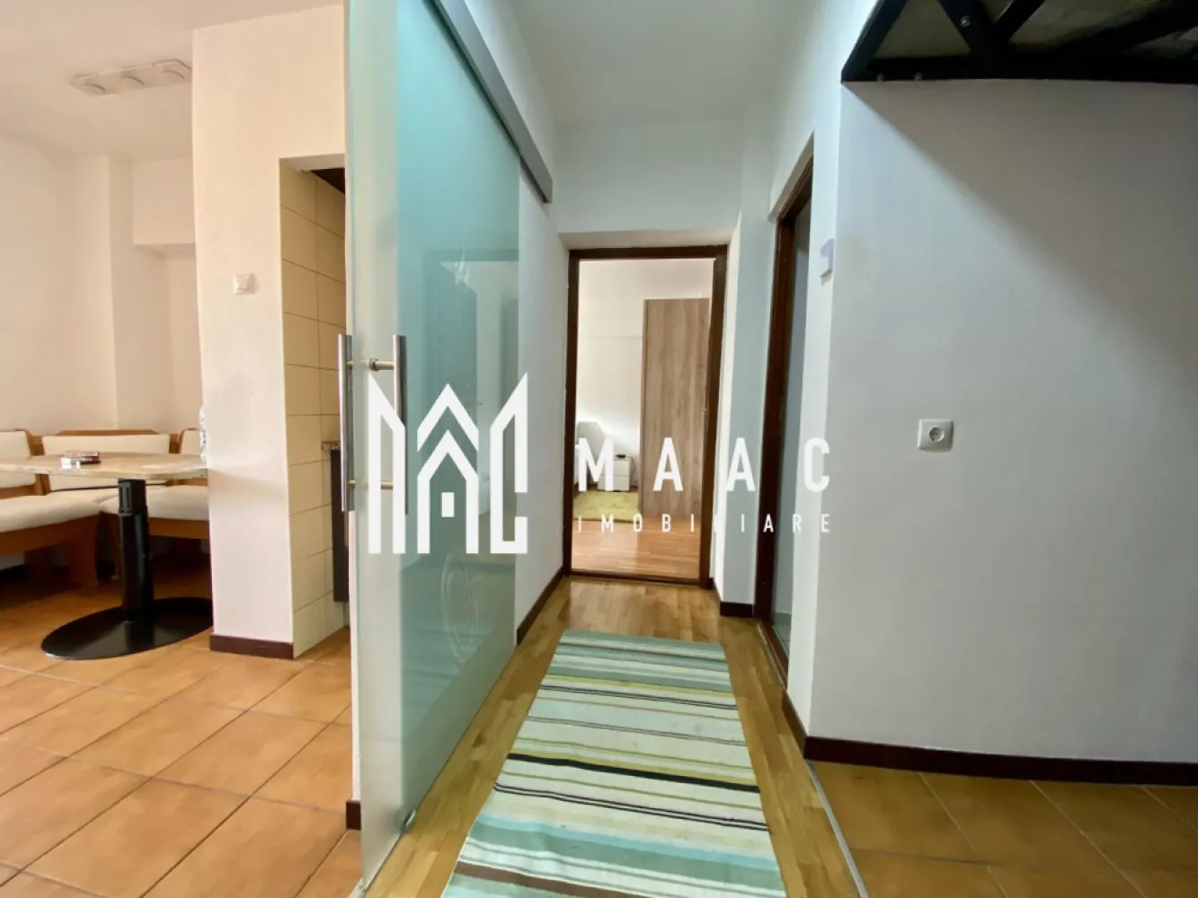 Apartament 2 camere | 67MP | Balcon | Decomandat | M Viteazu - MAAC Imobiliare va propune spre vanzare un apartament decomandat cu 2 camere, mobilat și utilat, în zona Bulevardul Mihai Viteazu. Tip imobil: Apartament cu 2 camere, decomandat Locație: Zona Bulevardul Mihai Viteazu Suprafață utilă: 67 mp Etaj: 5 din 7, într-un bloc cu lift. Compartimentare și dotări: Living spațios, dormitor luminos, bucătărie separată, complet mobilată și utilată, balcon închis, perfect pentru depozitare suplimentară, hol de acces care separă toate încăperile, baie cu geam pentru aerisire, dotată cu cabină de duș. Facilități: Se vinde mobilat și utilat, exact ca în poze Centrala termică proprie cu calorifere Geamuri termopan Ușă metalică la intrare Lift în bloc. Avantaje zonă: Parcare disponibilă în spatele blocului și pe bulevard Aproape de magazine, pentru cumpărături rapide și convenabile Acces excelent la transportul în comun, cu stație de autobuz la câțiva pași. Pentru mai multe detalii precizati telefonic ca ati vazut anuntul cu ID: CP2360125 }}