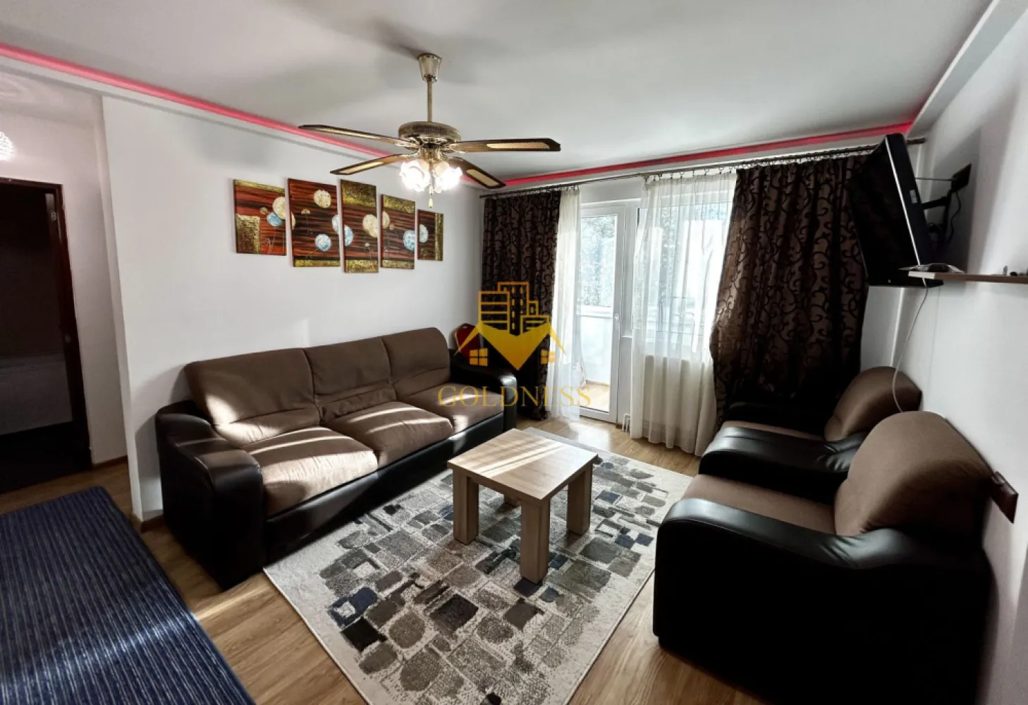 3 camere semidecomandate, Parcare, Manastur, Casa Piratilor, Minerva - GOLDNESS Imobiliare vă propune spre închiriere un apartament cu 3 camere open-space complet mobilat și utilat, la etajul 2 într-un imobil de 4 etaje, în Cartierul Manastur.
Dispune de loc de parcare!
Se află în apropierea stațiilor de transport în comun, magazine, restaurante, spații verzi, farmacii, etc. 

Apartamentul este compartimentat astfel:
 - 2 dormitoare cu pat matrimonial, dressing, noptiere
 - living cu o canapea, loc de servit masa 
 - bucatarie open-space complet utilată și mobilată
 - baie cu cabina de dus, calorifer port prosop și dulap pentru depozitare.
 - balcon de 10 mp.

Imobilul este dotat cu toate cele necesare- centrală proprie, frigider, aragaz, hotă, mașină de spălat haine, etc. 

Dacă sunteți interesați de acest apartament și doriți să îl vizionați, dar și pentru alte oferte nu ezitați să ne contactați telefonic sau prin e-mail. Vă stăm la dispoziție!
Pentru intermediere se percepe un comision de 50% din prețul chiriei!