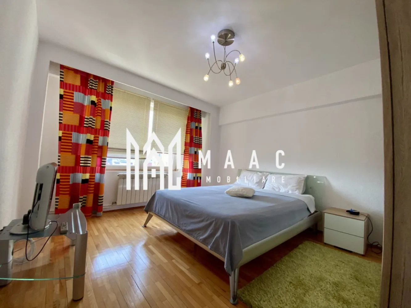 Apartament 2 camere | 67MP | Balcon | Decomandat | M Viteazu - MAAC Imobiliare va propune spre vanzare un apartament decomandat cu 2 camere, mobilat și utilat, în zona Bulevardul Mihai Viteazu. Tip imobil: Apartament cu 2 camere, decomandat Locație: Zona Bulevardul Mihai Viteazu Suprafață utilă: 67 mp Etaj: 5 din 7, într-un bloc cu lift. Compartimentare și dotări: Living spațios, dormitor luminos, bucătărie separată, complet mobilată și utilată, balcon închis, perfect pentru depozitare suplimentară, hol de acces care separă toate încăperile, baie cu geam pentru aerisire, dotată cu cabină de duș. Facilități: Se vinde mobilat și utilat, exact ca în poze Centrala termică proprie cu calorifere Geamuri termopan Ușă metalică la intrare Lift în bloc. Avantaje zonă: Parcare disponibilă în spatele blocului și pe bulevard Aproape de magazine, pentru cumpărături rapide și convenabile Acces excelent la transportul în comun, cu stație de autobuz la câțiva pași. Pentru mai multe detalii precizati telefonic ca ati vazut anuntul cu ID: CP2360125 }}