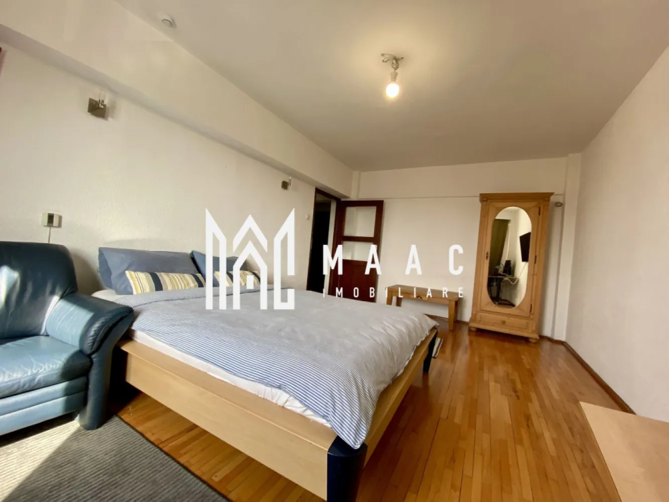 Apartament 2 camere | 67MP | Balcon | Decomandat | M Viteazu - MAAC Imobiliare va propune spre vanzare un apartament decomandat cu 2 camere, mobilat și utilat, în zona Bulevardul Mihai Viteazu. Tip imobil: Apartament cu 2 camere, decomandat Locație: Zona Bulevardul Mihai Viteazu Suprafață utilă: 67 mp Etaj: 5 din 7, într-un bloc cu lift. Compartimentare și dotări: Living spațios, dormitor luminos, bucătărie separată, complet mobilată și utilată, balcon închis, perfect pentru depozitare suplimentară, hol de acces care separă toate încăperile, baie cu geam pentru aerisire, dotată cu cabină de duș. Facilități: Se vinde mobilat și utilat, exact ca în poze Centrala termică proprie cu calorifere Geamuri termopan Ușă metalică la intrare Lift în bloc. Avantaje zonă: Parcare disponibilă în spatele blocului și pe bulevard Aproape de magazine, pentru cumpărături rapide și convenabile Acces excelent la transportul în comun, cu stație de autobuz la câțiva pași. Pentru mai multe detalii precizati telefonic ca ati vazut anuntul cu ID: CP2360125 }}