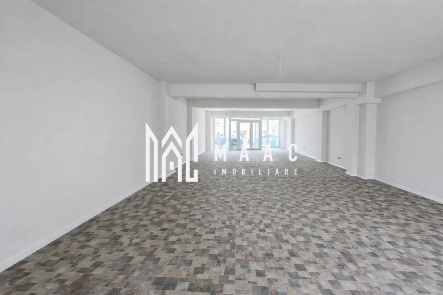 Spațiu comercial | 94MPU | Vad Pietonal | Turnisor - MAAC Imobiliare vă propune spre închiriere un spațiu comercial de 94 mp, situat la parterul unui imobil modern, într-o zonă rezidențială în continuă dezvoltare, cu vad comercial solid și potențial ridicat pentru diverse tipuri de afaceri. Proprietatea beneficiază de o amplasare avantajoasă, cu expunere excelentă și acces facil, fiind ideală pentru activități comerciale sau servicii.

Spațiul este configurat open space, oferind flexibilitate maximă în amenajare și adaptare în funcție de specificul business-ului, fiind potrivit pentru magazine, showroom-uri, saloane de înfrumusețare, farmacii, birouri sau servicii de catering.

Caracteristici și avantaje:
-Suprafață utilă: 94 mp
-Vitrină generoasă la stradă, pentru vizibilitate și expunere maximă
-Spațiu open space, ușor de personalizat
-Vad pietonal și auto intens, cu flux constant de potențiali clienți
-Grup sanitar inclus
-2 căi de acces: intrare pentru clienți și acces separat pentru marfă și personal
-Loc de parcare inclus

Proprietatea reprezintă o oportunitate excelentă pentru dezvoltarea unei afaceri într-o zonă cu dinamică economică și creștere continuă, oferind toate premisele pentru funcționare eficientă și vizibilitate crescută.

Pentru mai multe detalii, precizați telefonic că ați văzut anunțul cu CP2153526