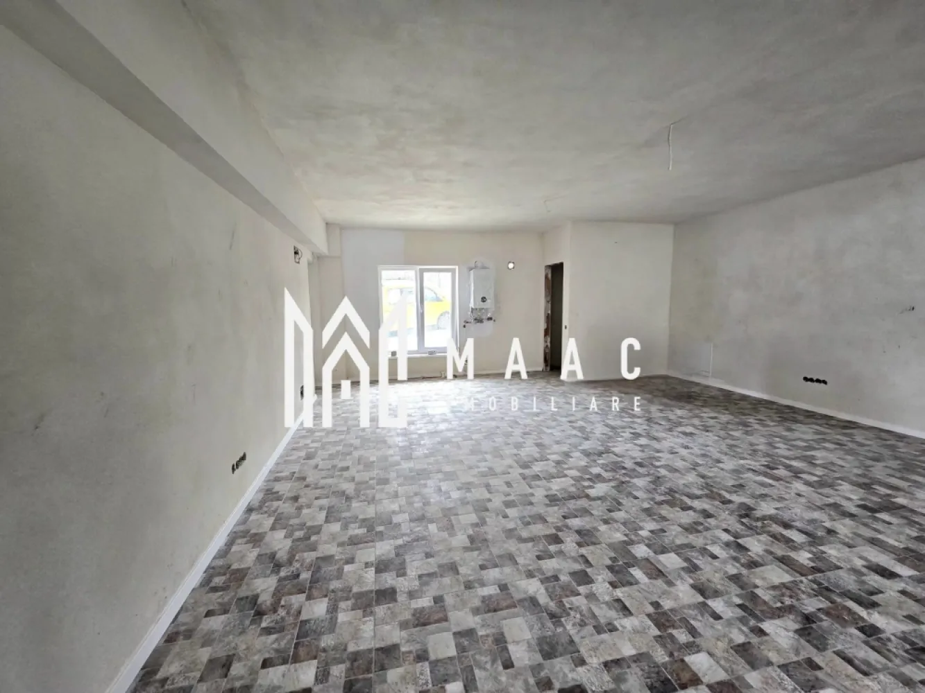 Spațiu comercial | 94MPU | Vad Pietonal | Turnisor - MAAC Imobiliare vă propune spre închiriere un spațiu comercial de 94 mp, situat la parterul unui imobil modern, într-o zonă rezidențială în continuă dezvoltare, cu vad comercial solid și potențial ridicat pentru diverse tipuri de afaceri. Proprietatea beneficiază de o amplasare avantajoasă, cu expunere excelentă și acces facil, fiind ideală pentru activități comerciale sau servicii.

Spațiul este configurat open space, oferind flexibilitate maximă în amenajare și adaptare în funcție de specificul business-ului, fiind potrivit pentru magazine, showroom-uri, saloane de înfrumusețare, farmacii, birouri sau servicii de catering.

Caracteristici și avantaje:
-Suprafață utilă: 94 mp
-Vitrină generoasă la stradă, pentru vizibilitate și expunere maximă
-Spațiu open space, ușor de personalizat
-Vad pietonal și auto intens, cu flux constant de potențiali clienți
-Grup sanitar inclus
-2 căi de acces: intrare pentru clienți și acces separat pentru marfă și personal
-Loc de parcare inclus

Proprietatea reprezintă o oportunitate excelentă pentru dezvoltarea unei afaceri într-o zonă cu dinamică economică și creștere continuă, oferind toate premisele pentru funcționare eficientă și vizibilitate crescută.

Pentru mai multe detalii, precizați telefonic că ați văzut anunțul cu CP2153526