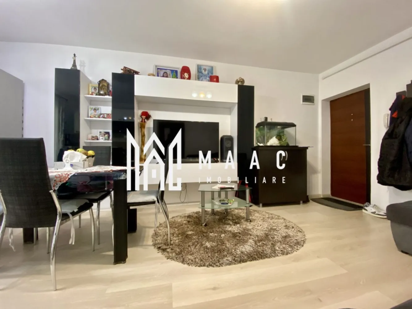 Apartament 3 camere | Parter | Curte | Parcare | Magnolia - MAAC Imobiliare va propune spre vanzare un apartament cu 3 camere și curte de 70 mp in Cartier Magnolia. Detalii: Suprafață utilă: 46,71 mp Balcon închis cu termopan: 4 mp Curte privată: 70 mp, cu acces din living Situat la parterul unei vile cu trei etaje Bloc construit în 2016, izolat termic. Compartimentare: Living luminos, cu acces direct în balcon si curte Bucătărie deschisă Două dormitoare Hol care separa accesul dintre cele 2 dormitoare Baie perfect functionala Balcon închis cu termopan Spațiu închis pentru depozitare în curte. Dotări și finisaje: Geamuri termopan Încălzire cu centrală termică proprie și calorifere Aer condiționat Se vinde parțial mobilat, oferind flexibilitate pentru amenajare. Facilități și avantaje: Curte privată de 70 mp Loc de parcare inclus în preț Acces facil la magazine alimentare și stația de autobuz Pentru mai multe detalii precizati telefonic ca ati vazut anuntul cu ID: CP2346915 }}